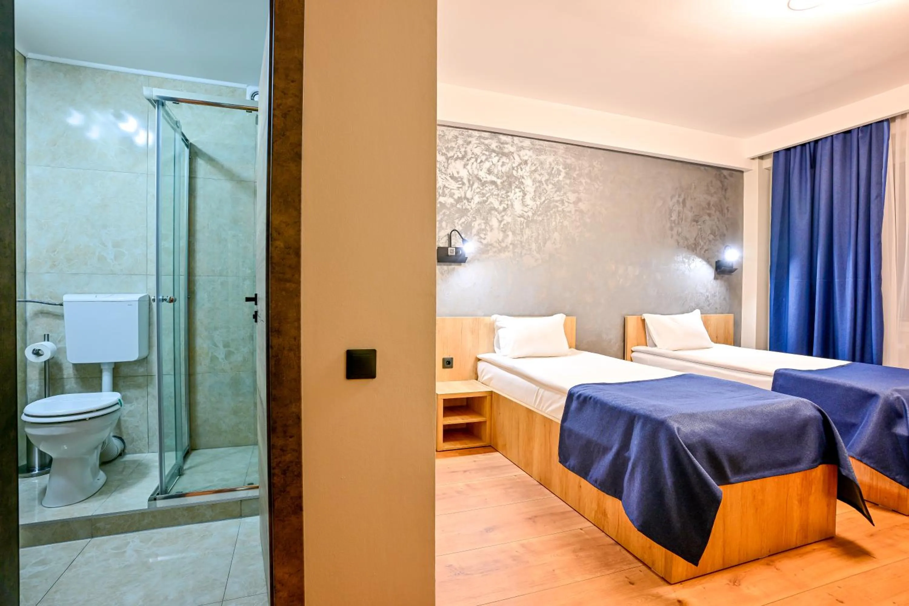 Shower, Bed in Hotel Class Hermannstadt