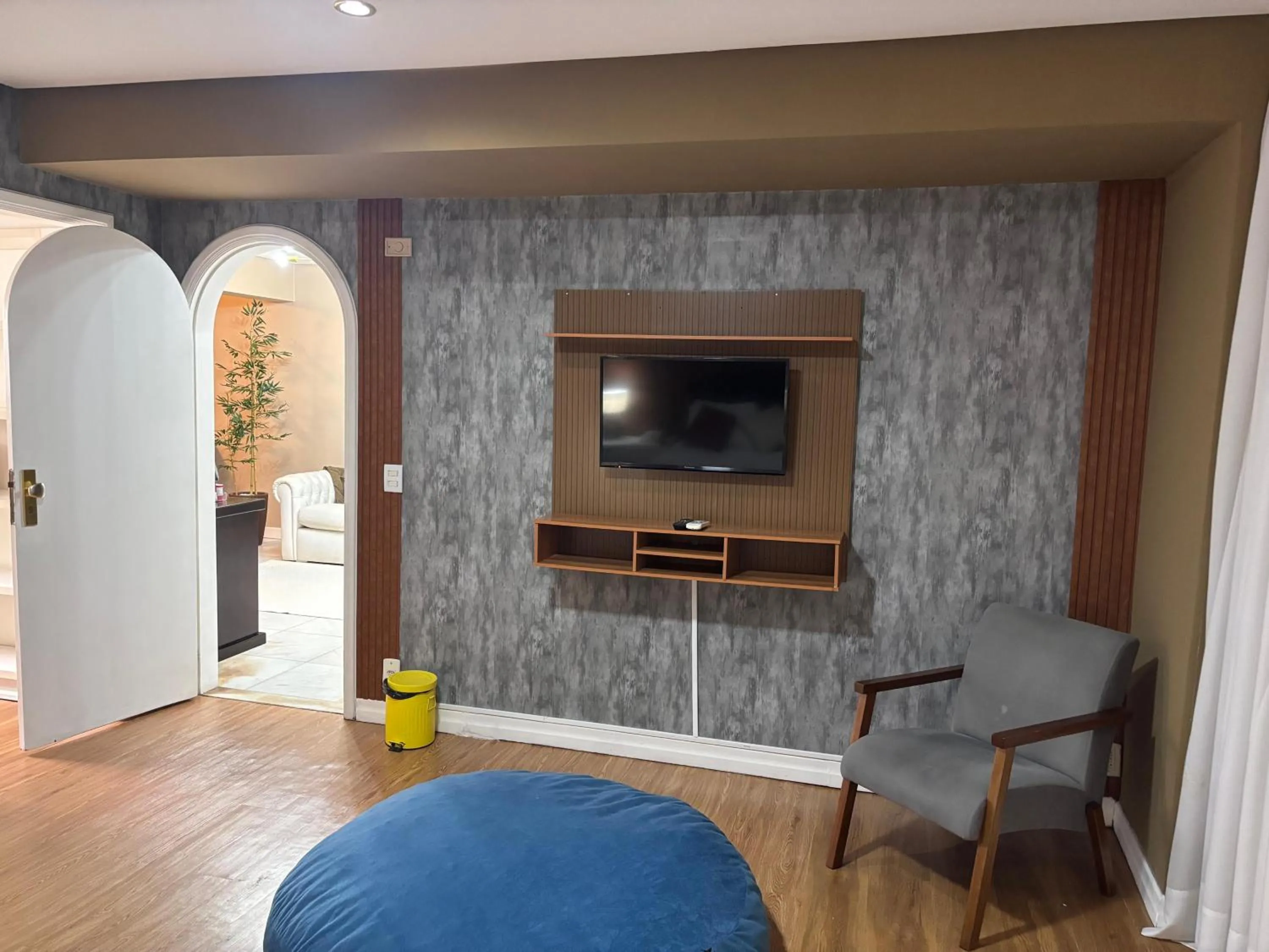 Communal lounge/ TV room in Embaixador Hotel & Centro de Eventos by Fast10