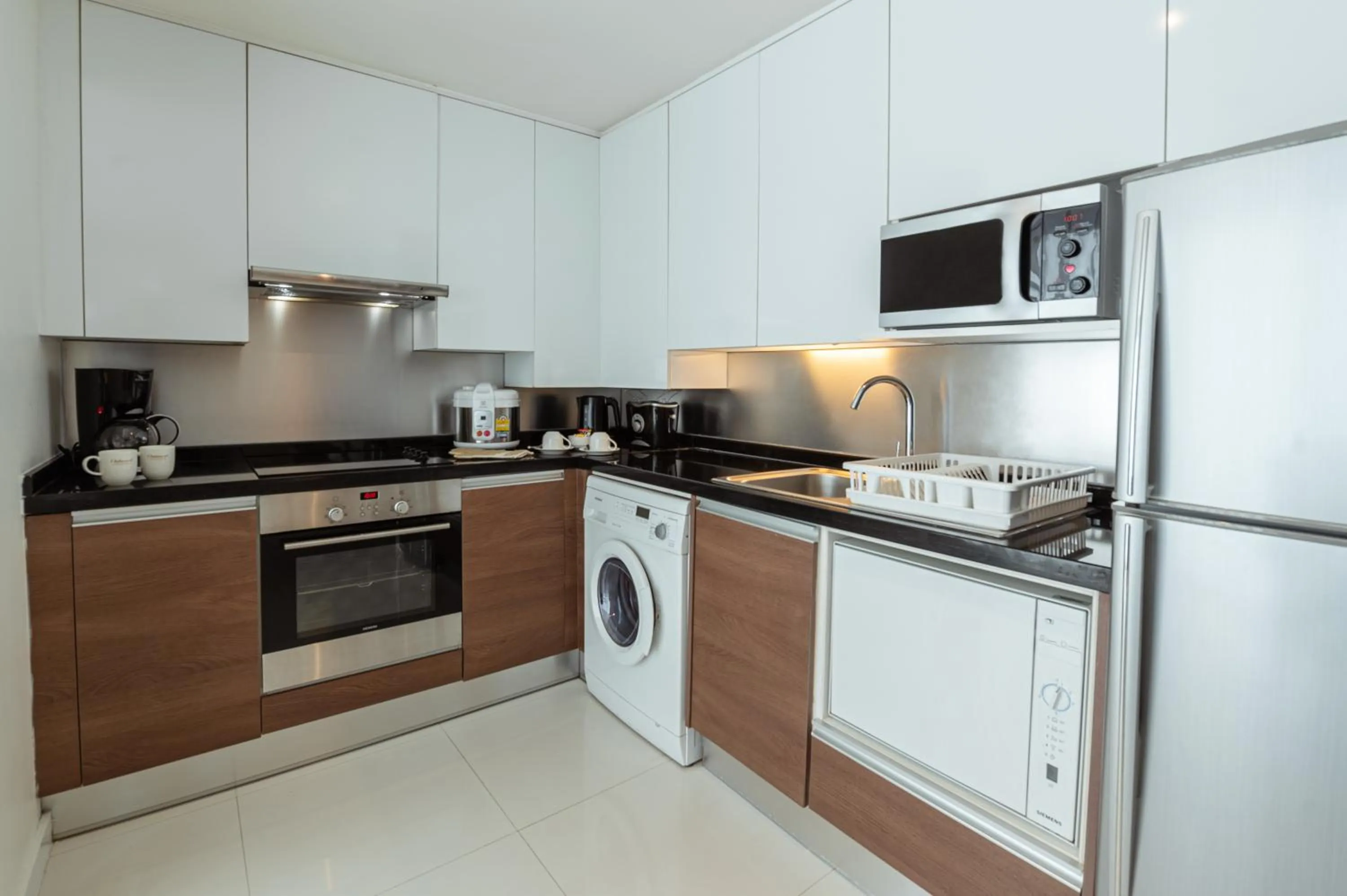 Kitchen or kitchenette in Oakwood Residence Sukhumvit 24 Bangkok