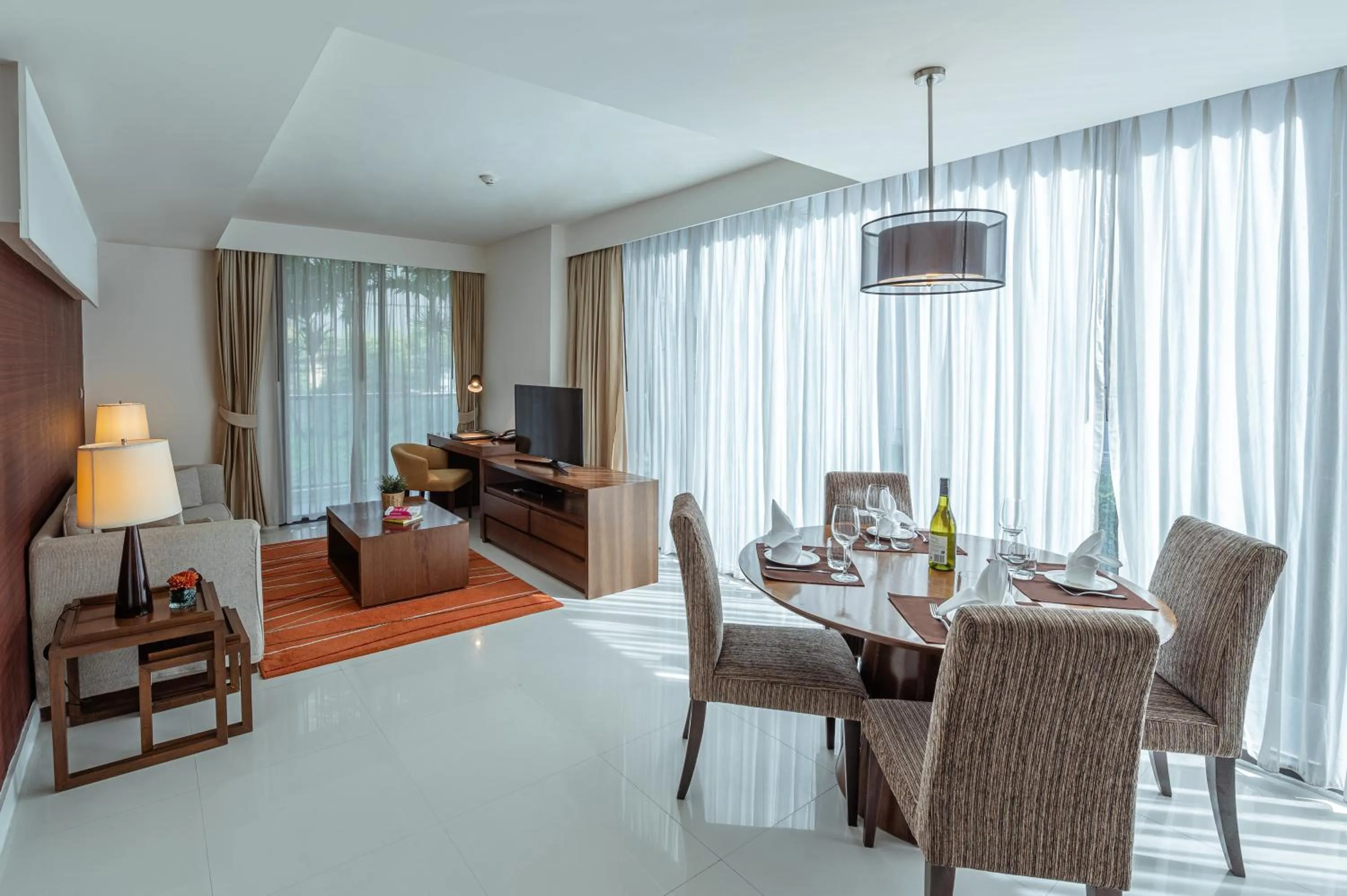 TV and multimedia in Oakwood Residence Sukhumvit 24 Bangkok