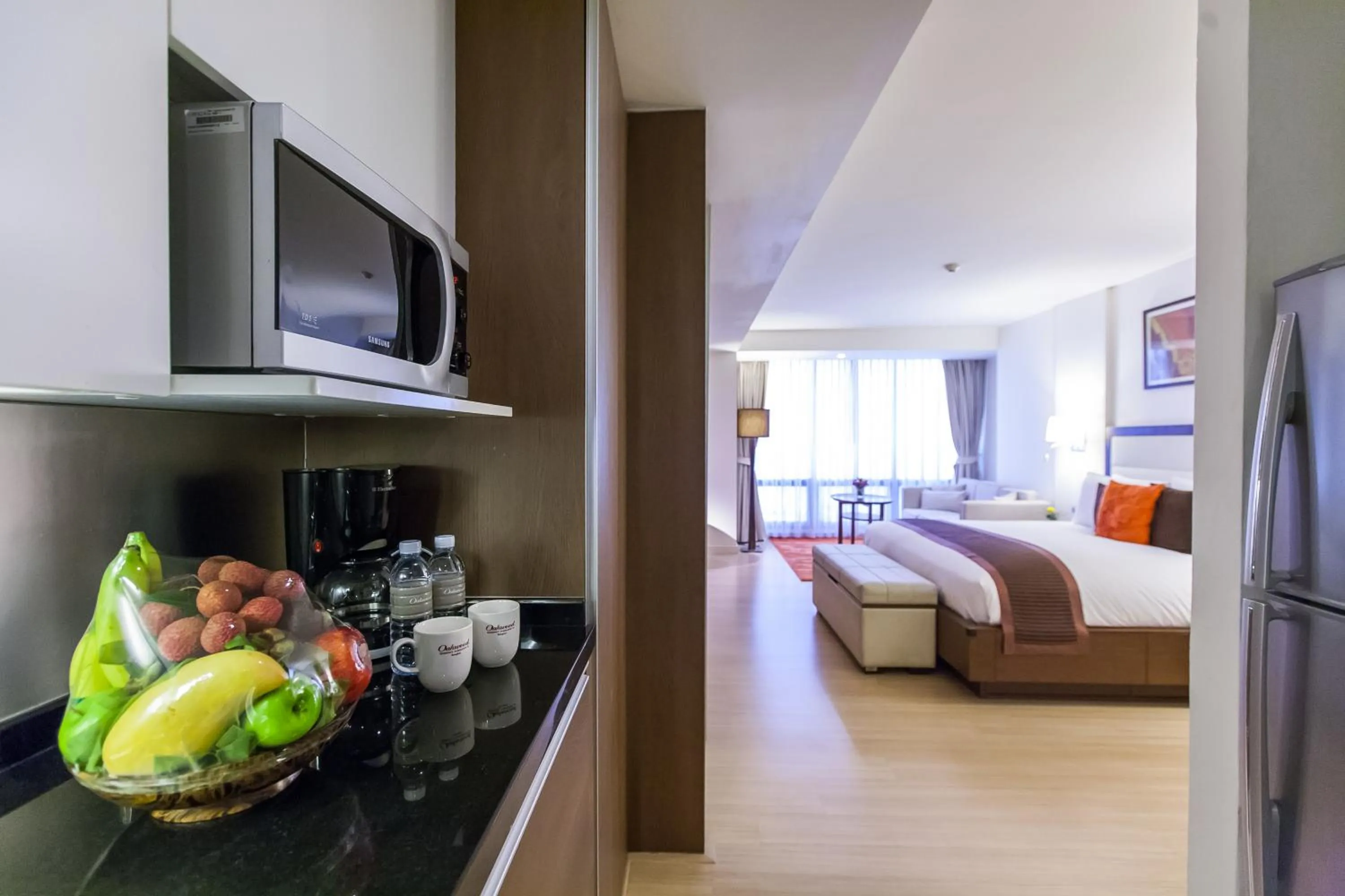 Kitchen or kitchenette, Bed in Oakwood Residence Sukhumvit 24 Bangkok