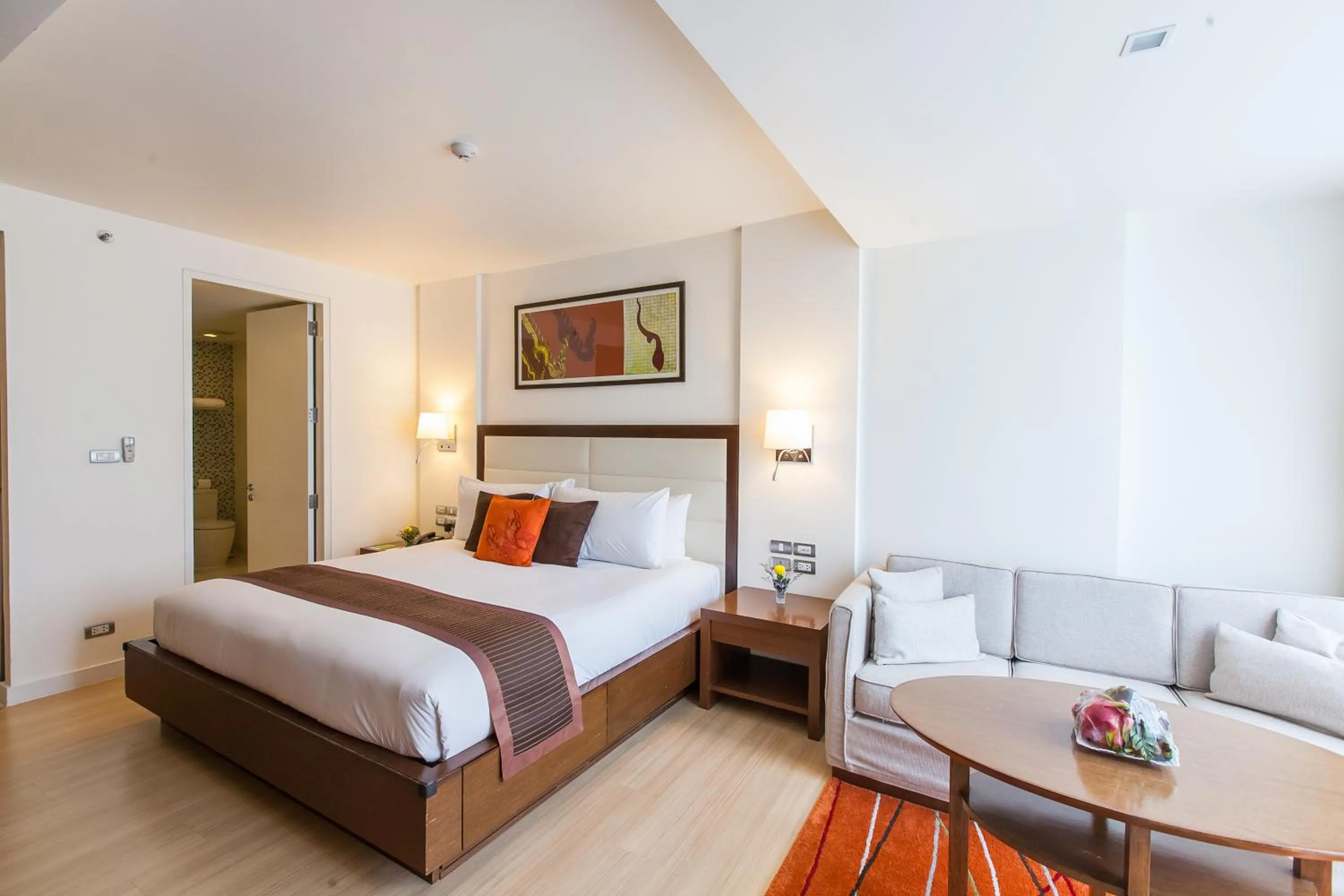 Bed in Oakwood Residence Sukhumvit 24 Bangkok