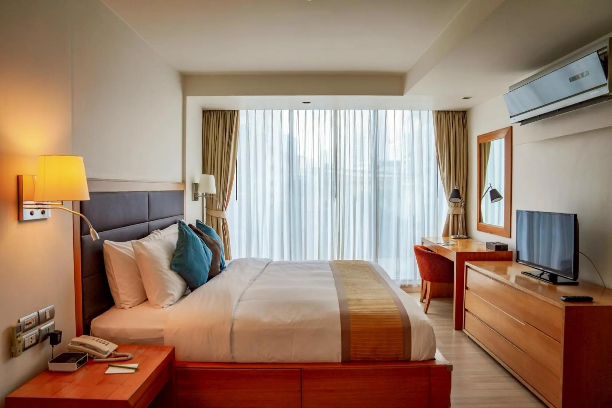 Bed in Oakwood Residence Sukhumvit 24 Bangkok