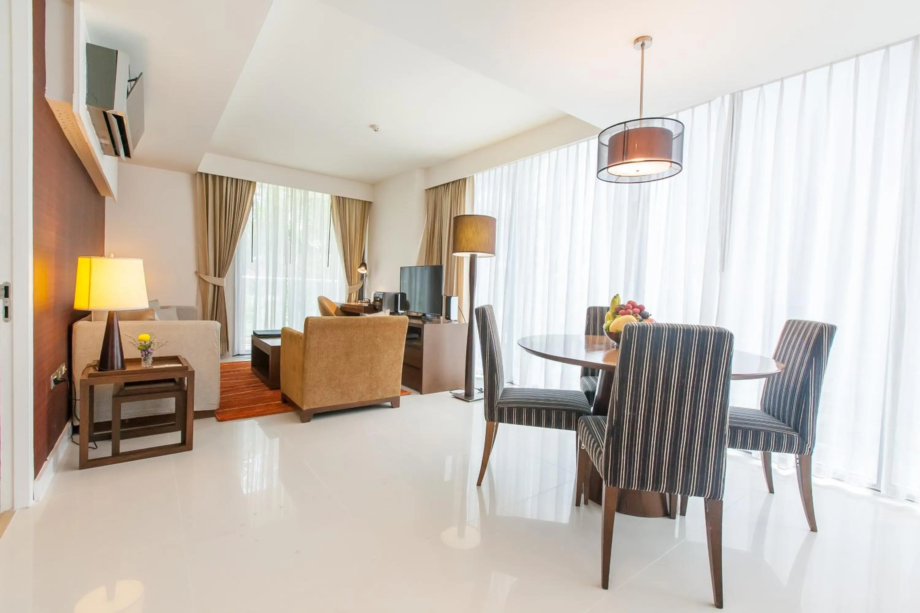 Dining area in Oakwood Residence Sukhumvit 24 Bangkok