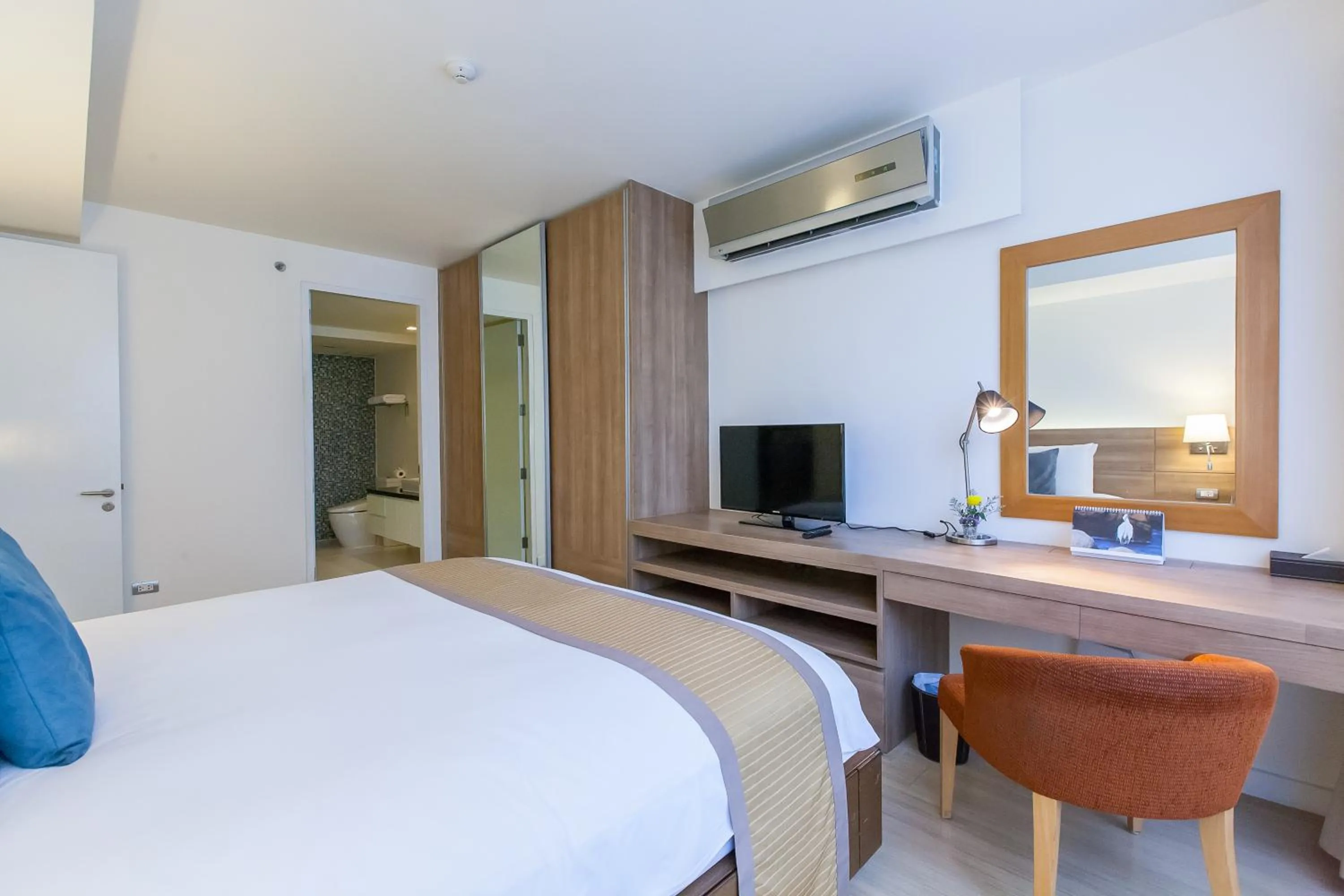 Bedroom, Bed in Oakwood Residence Sukhumvit 24 Bangkok