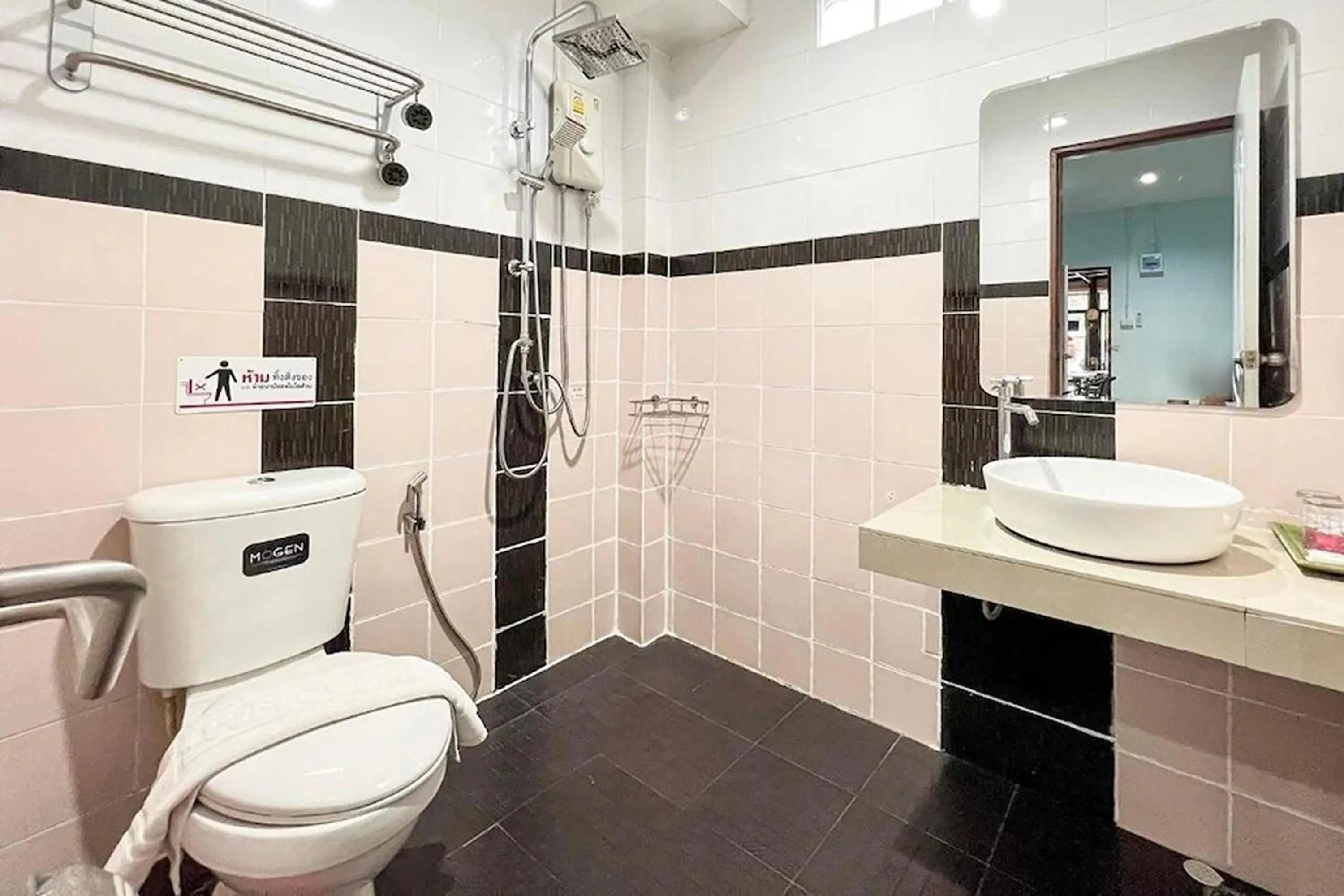 Shower in Chat House Chiang Rai