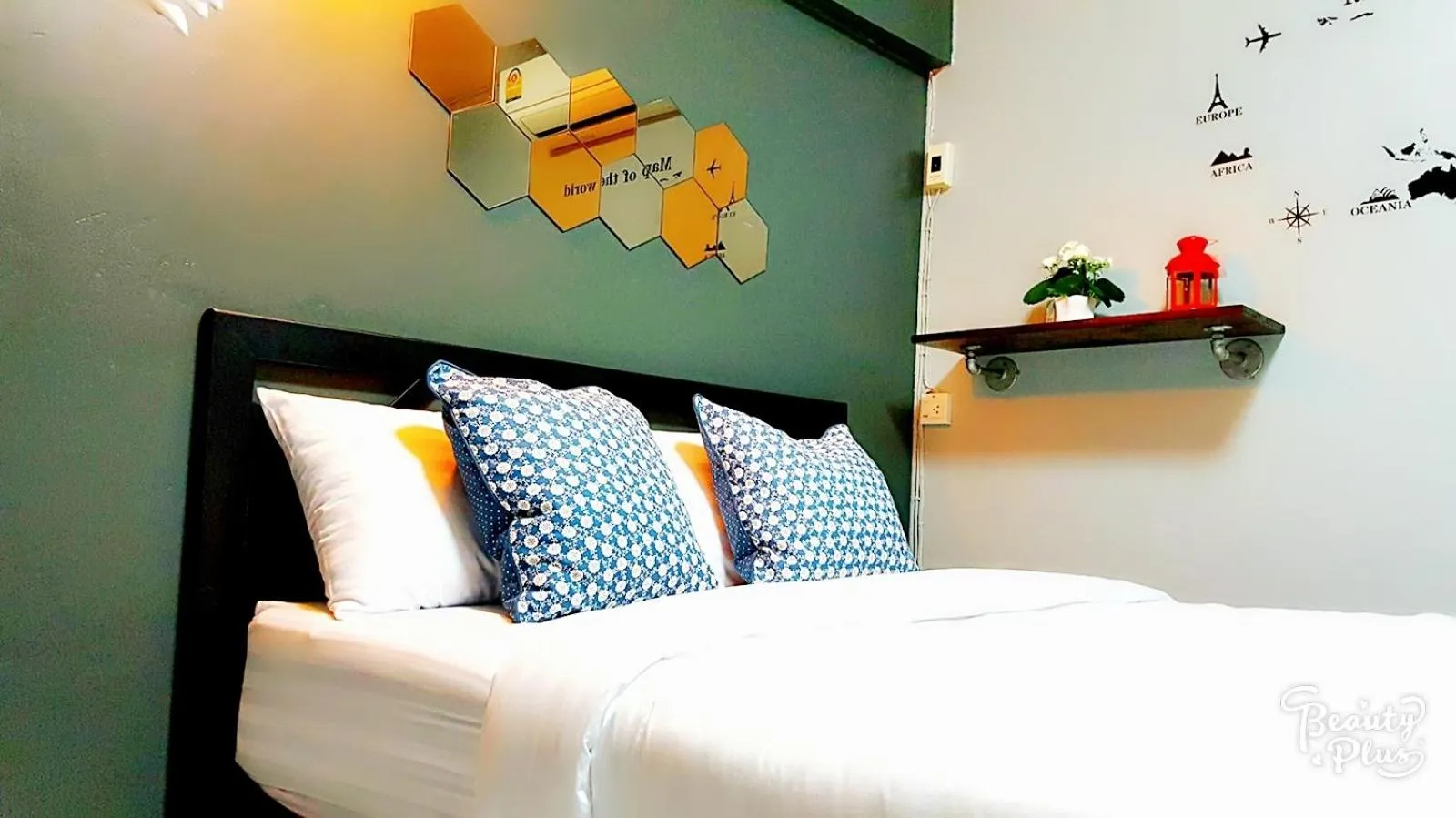 Photo of the whole room, Bed in Baan Pinklao