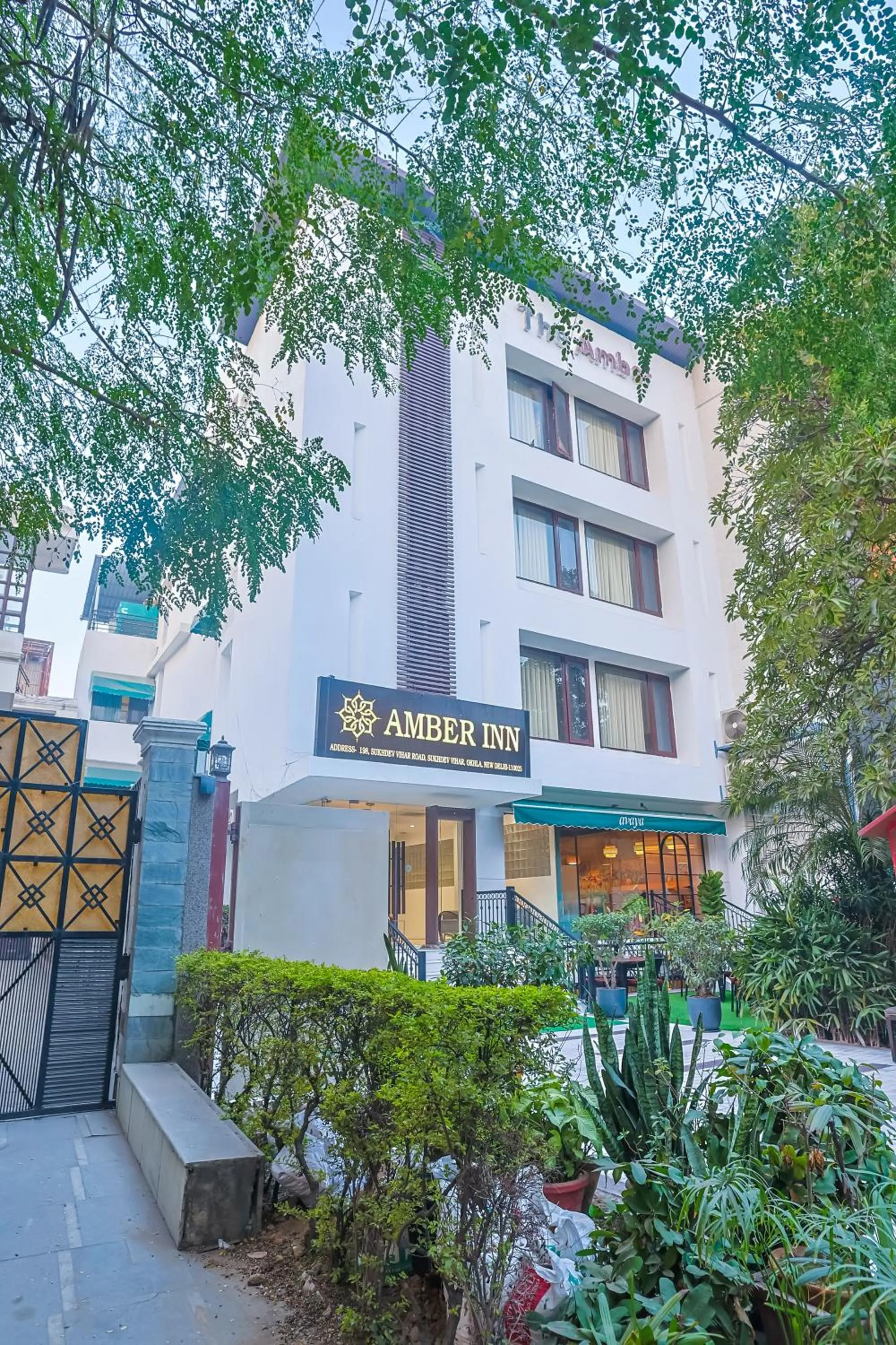 Facade/entrance in Amber Inn by Orion Hotels