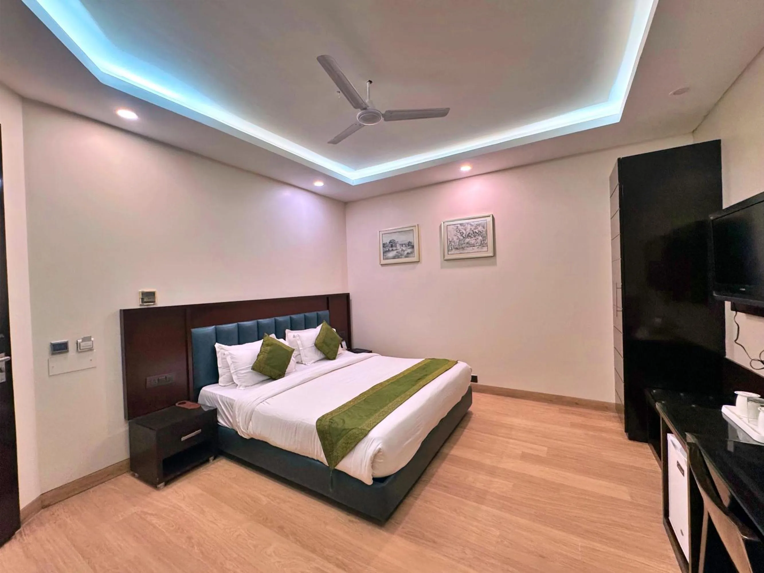 TV and multimedia, Bed in Amber Inn by Orion Hotels