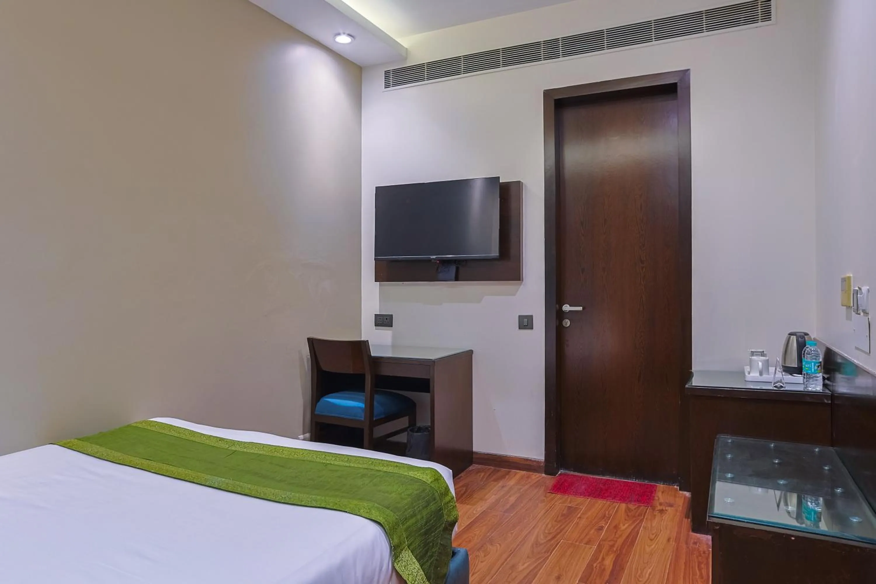 Bedroom, Bed in Amber Inn by Orion Hotels