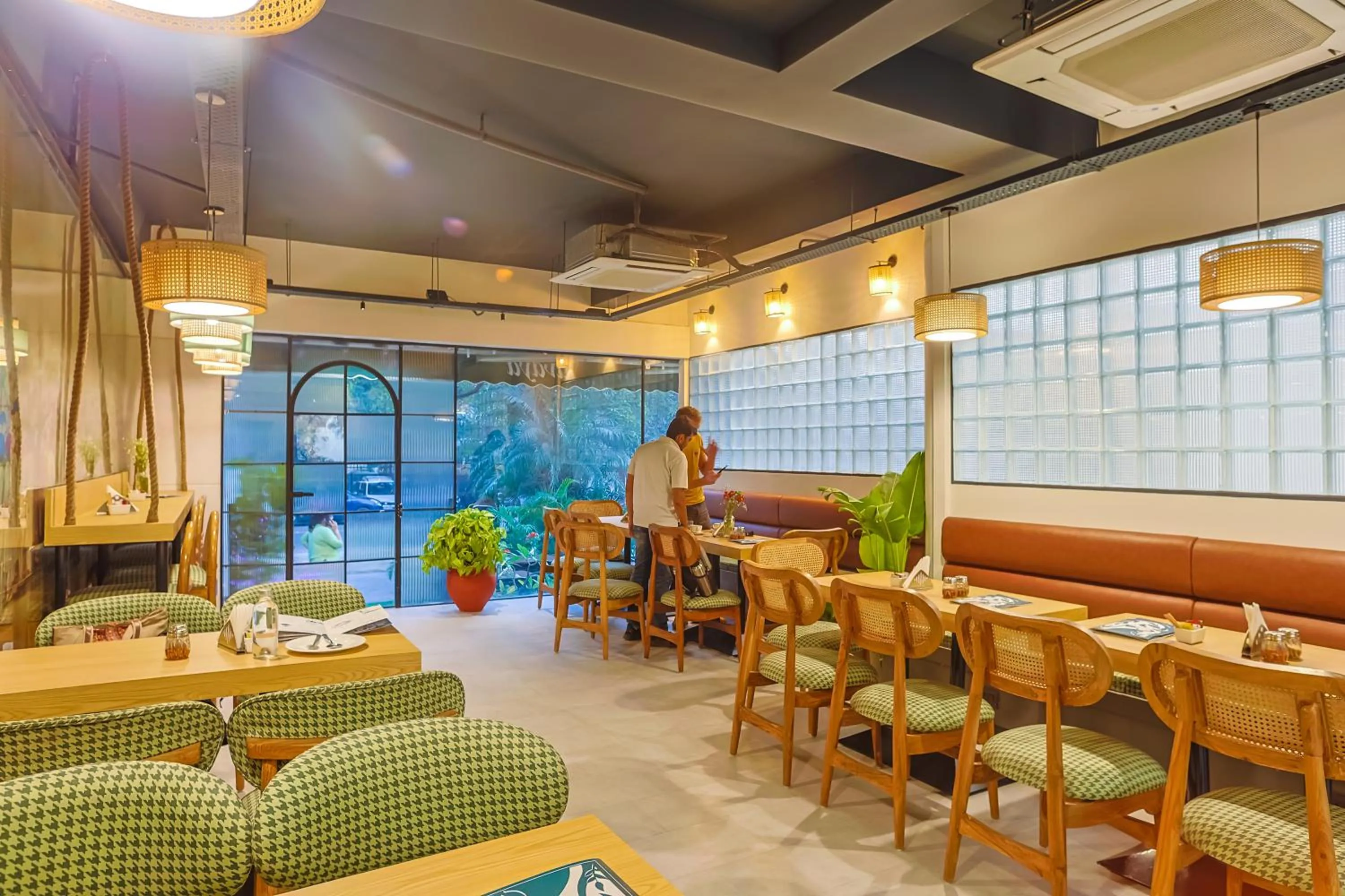 Restaurant/places to eat in Amber Inn by Orion Hotels