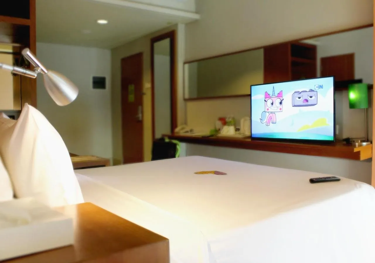 Communal lounge/ TV room, Bed in MaxOneHotels at Sabang