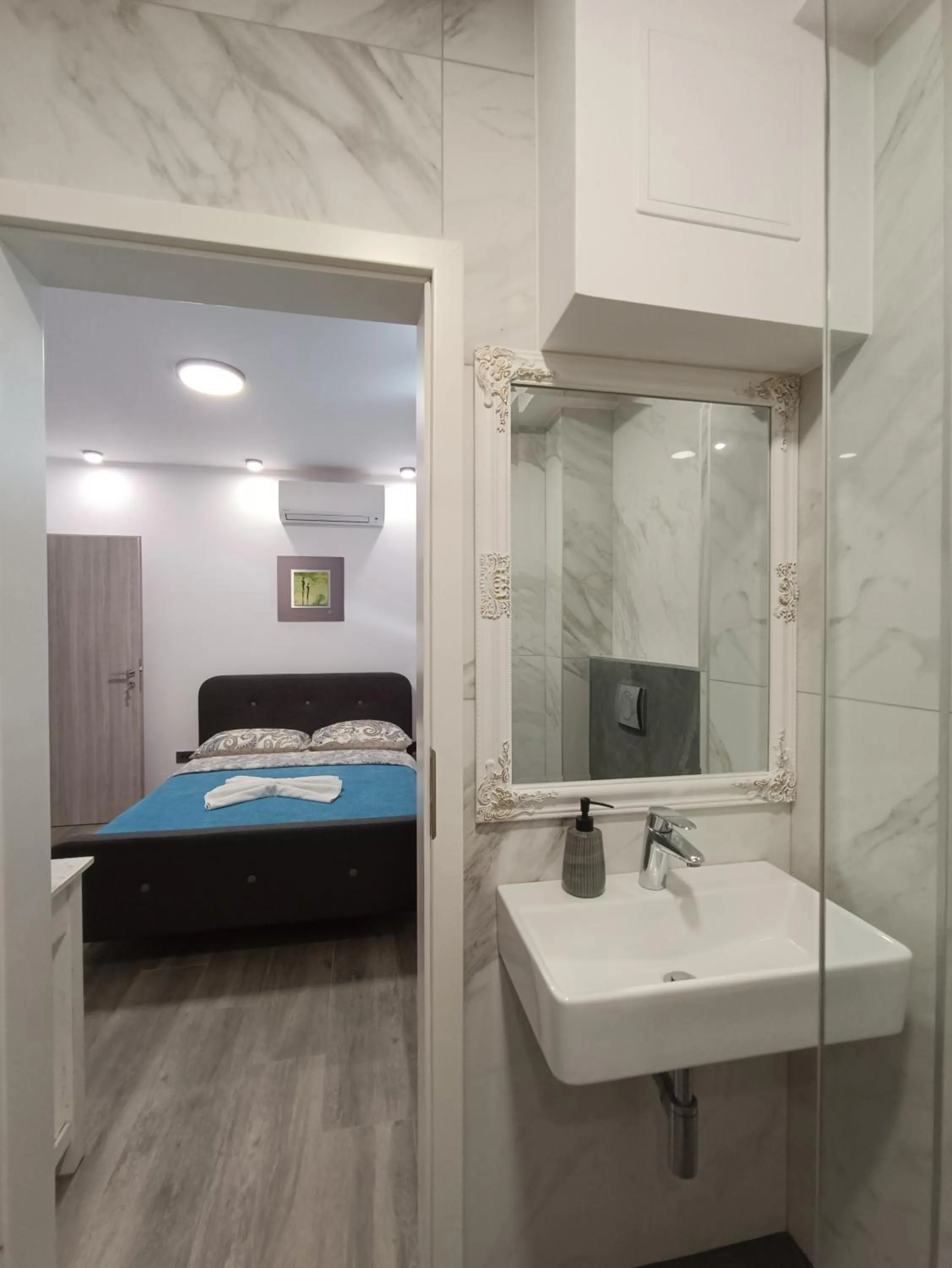 Bed in Rooms Madison