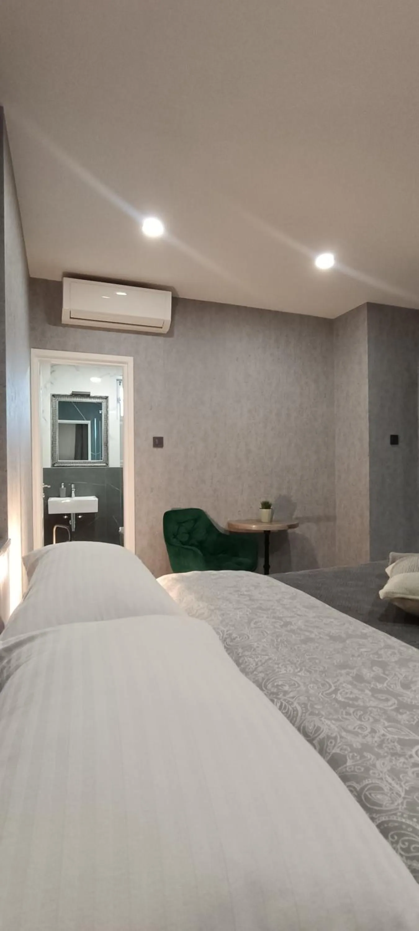 Bed in Rooms Madison