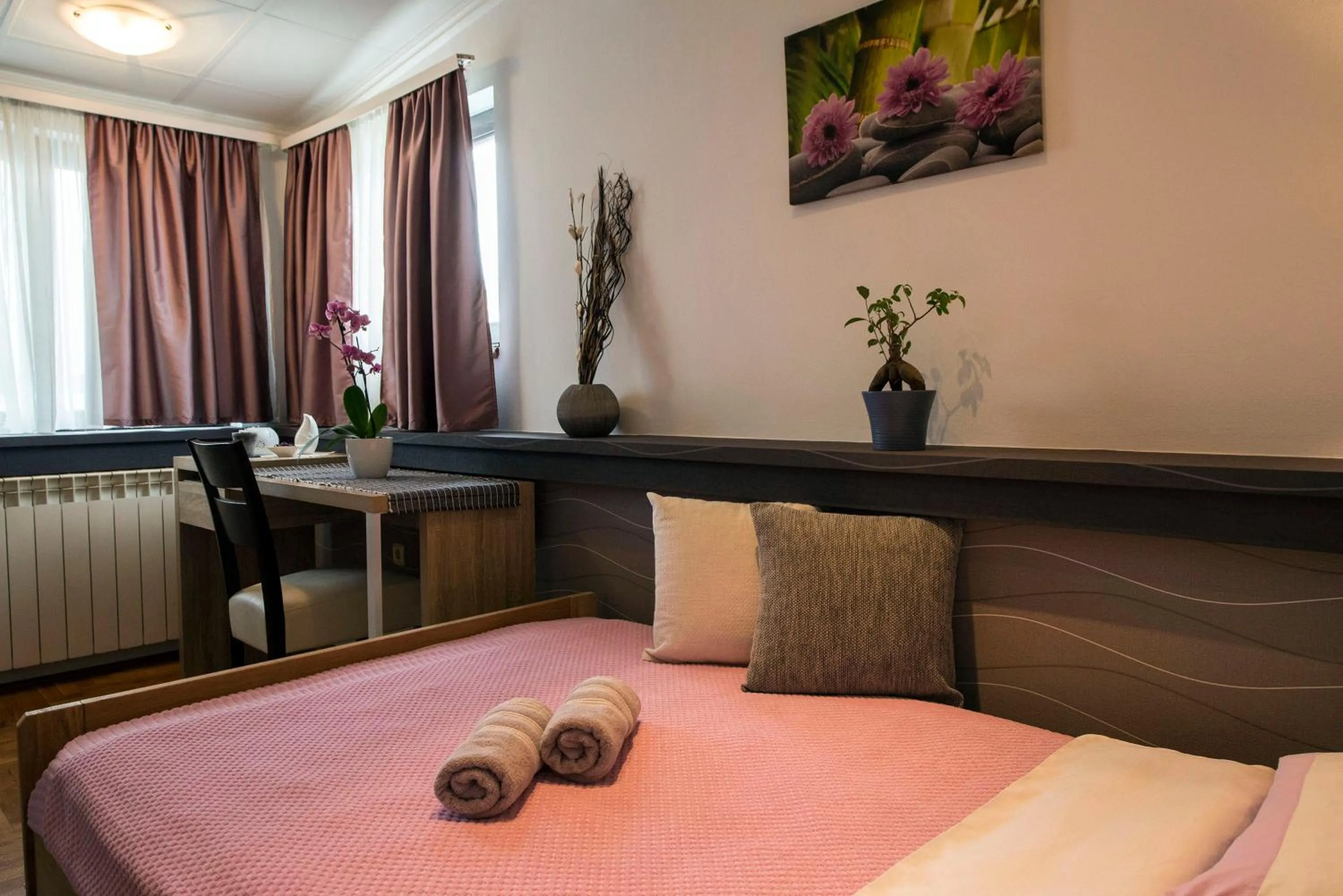 Photo of the whole room, Bed in Rooms Madison