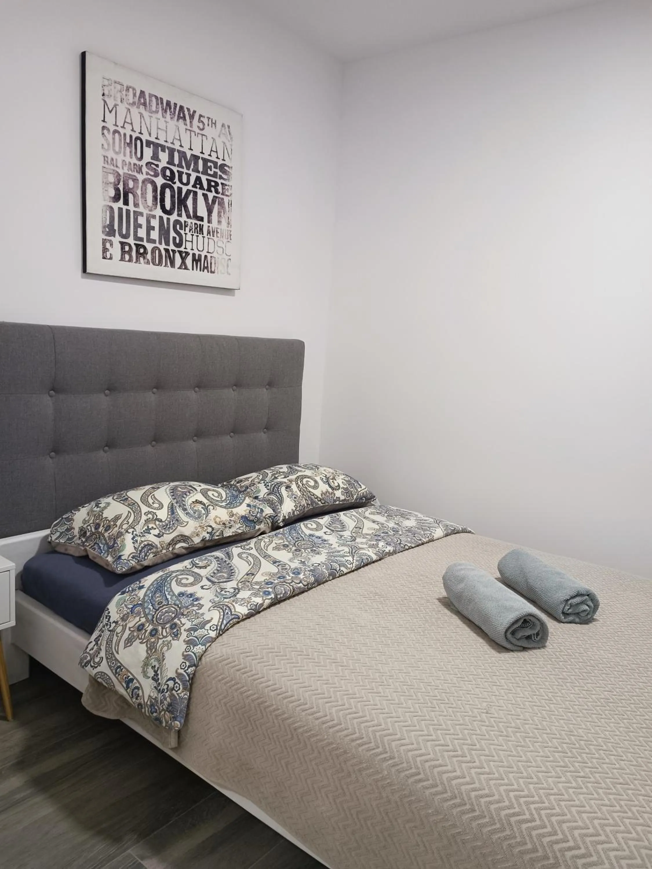 Photo of the whole room, Bed in Rooms Madison