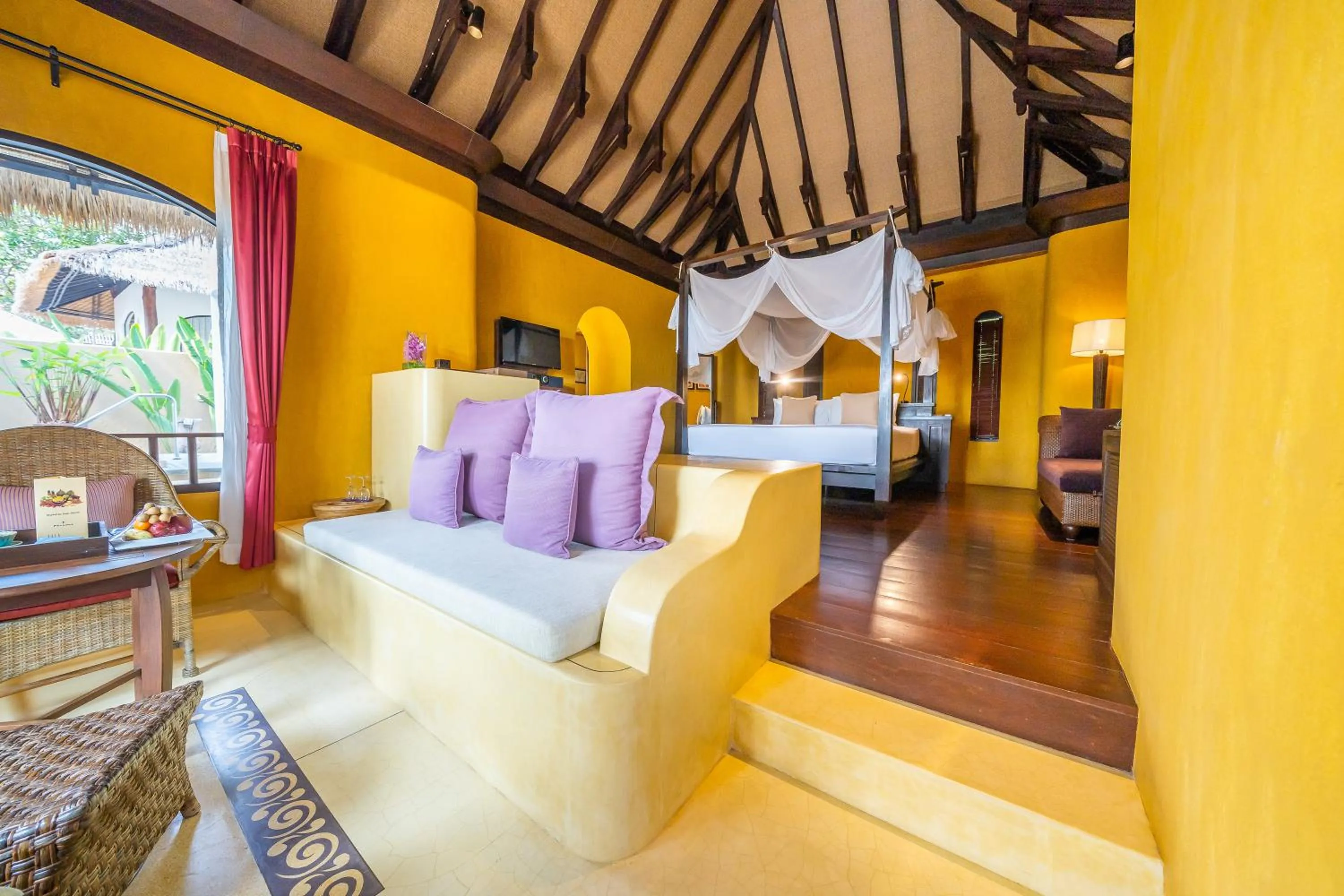 Seating area, Bed in Paradee