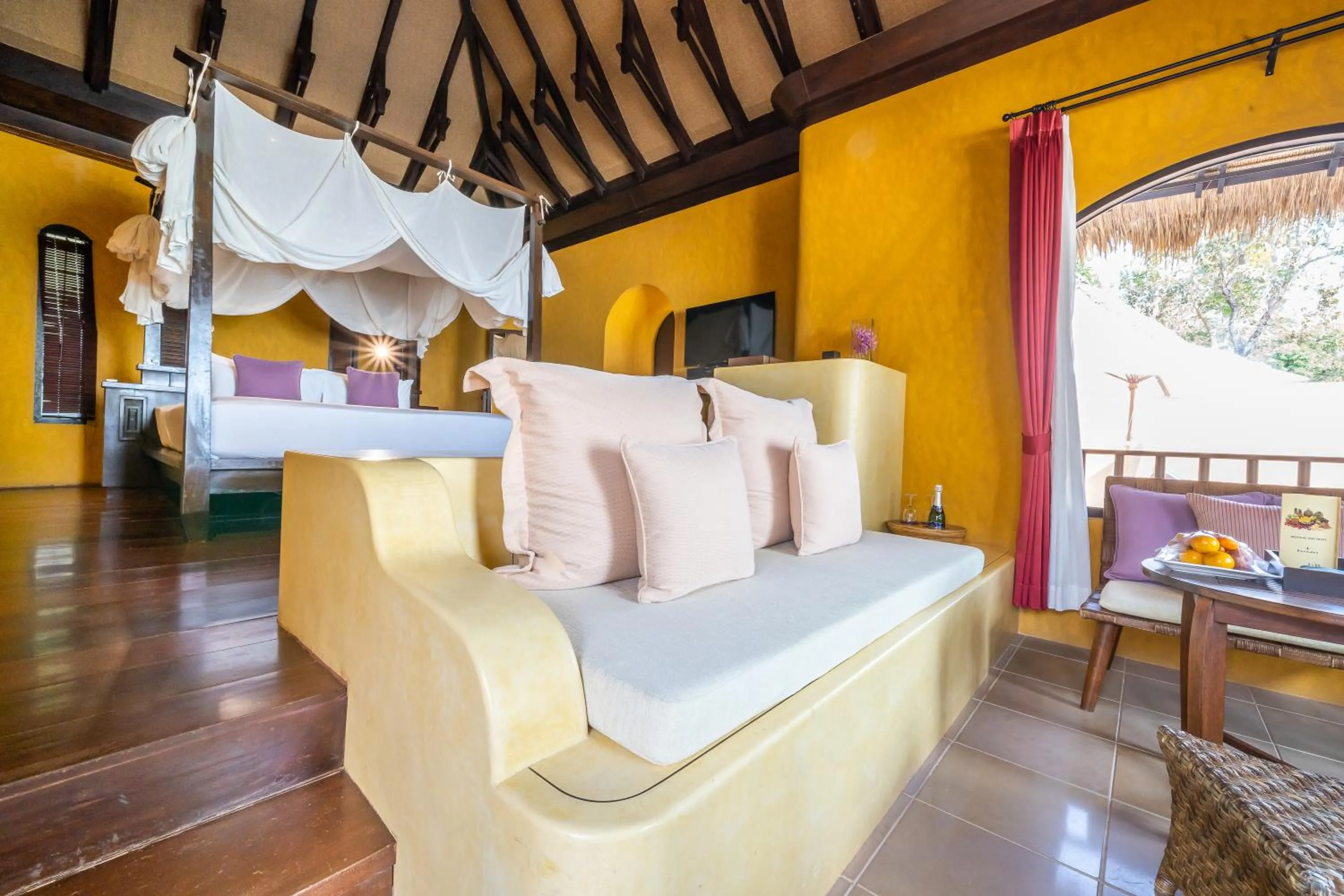 Seating area, Bed in Paradee