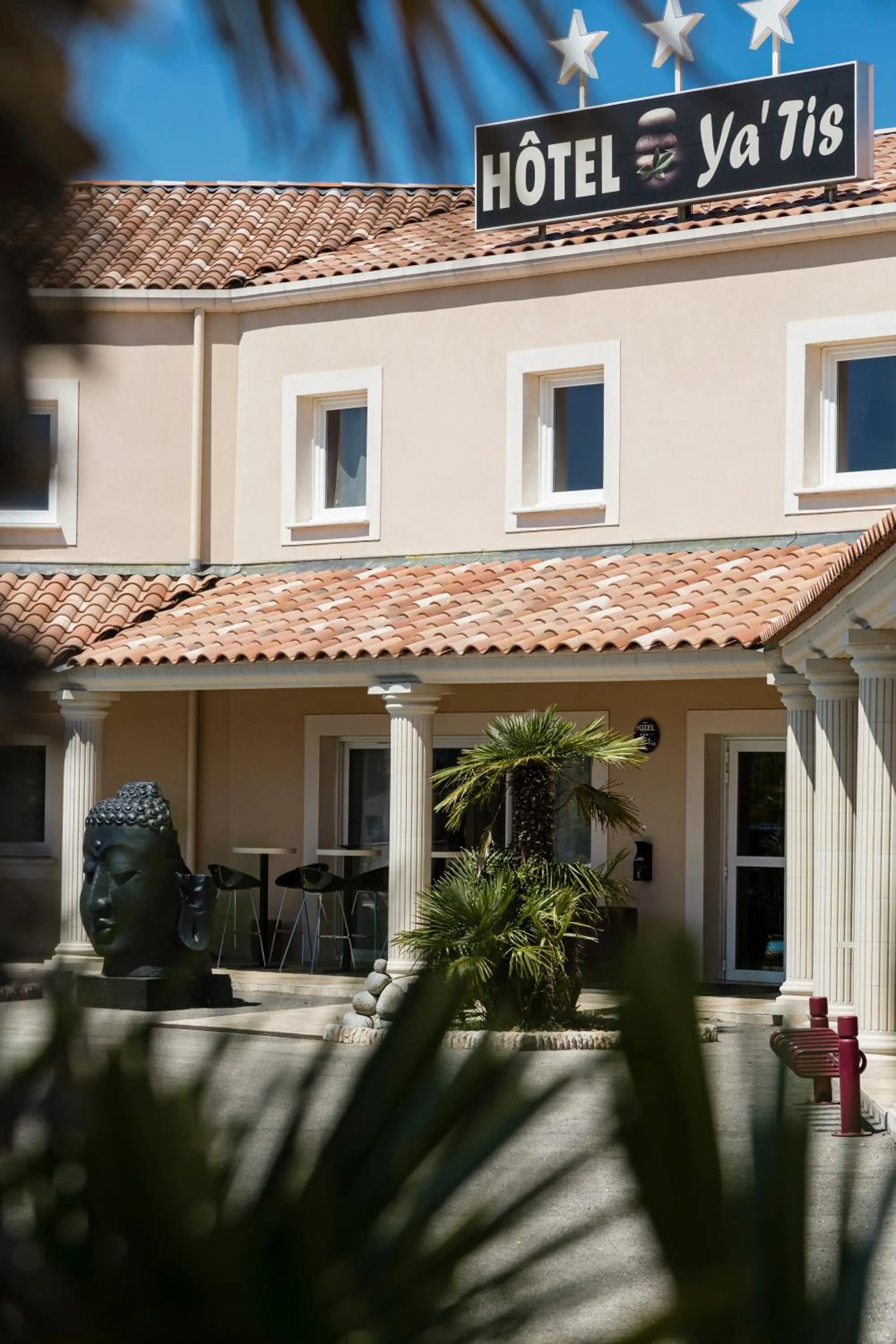 Facade/entrance in Le Ya'Tis