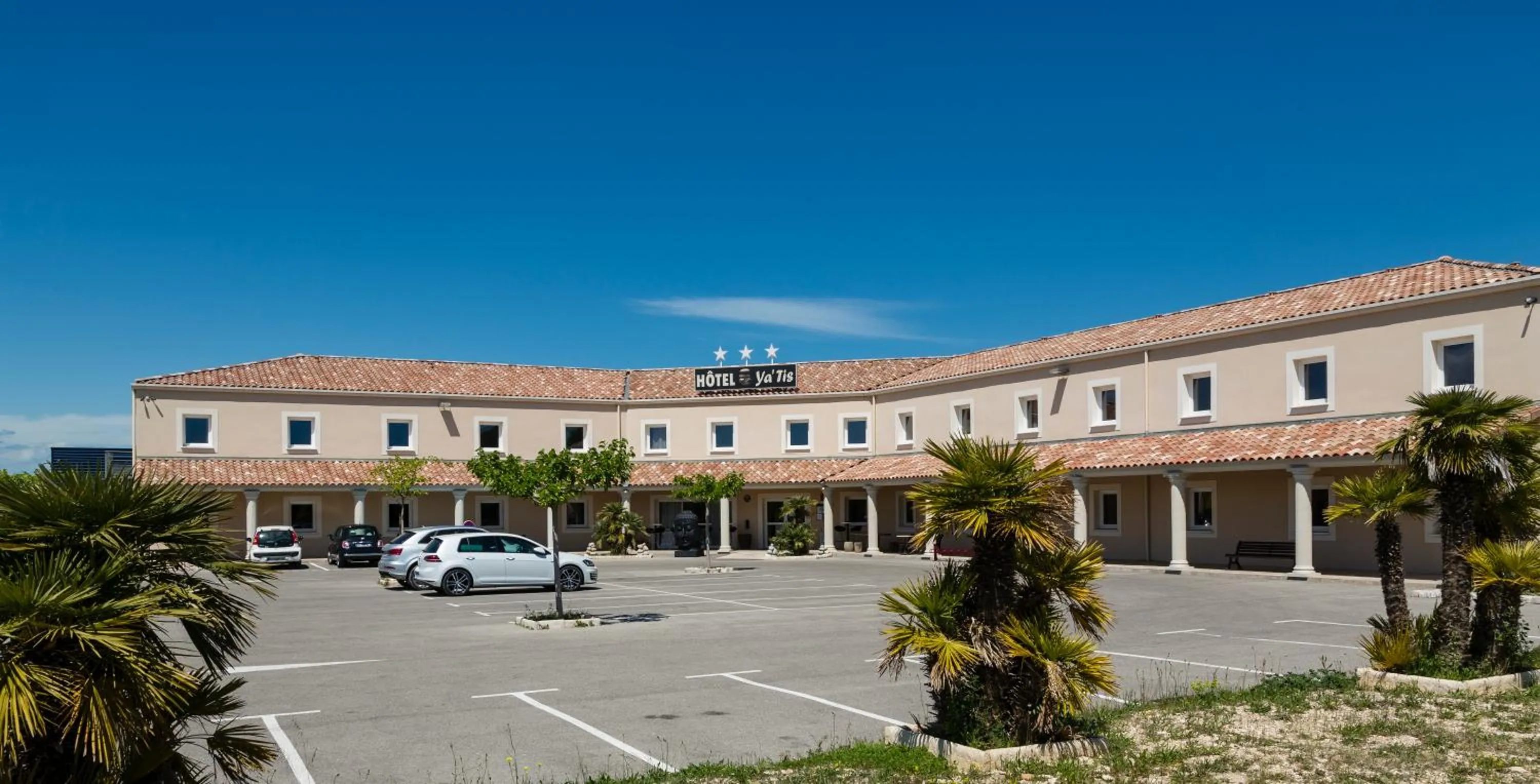 Facade/entrance in Le Ya'Tis