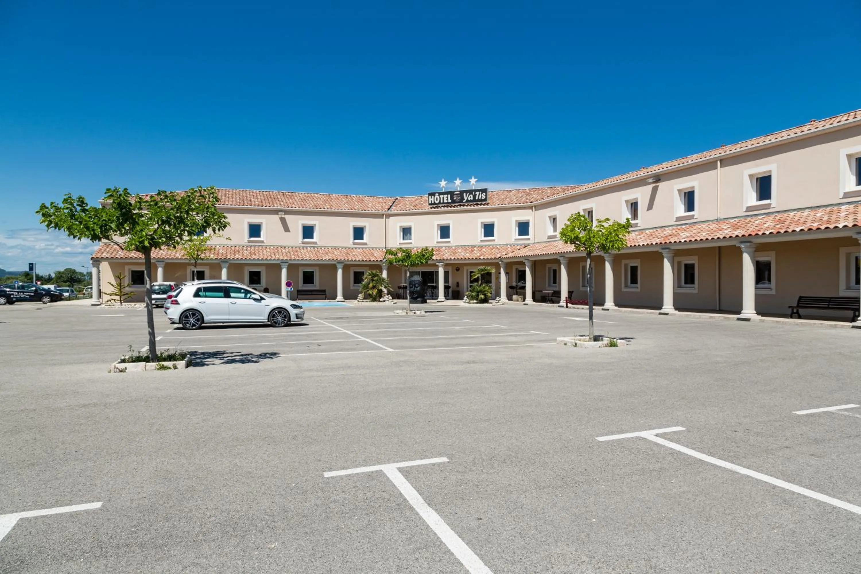 Facade/entrance in Le Ya'Tis