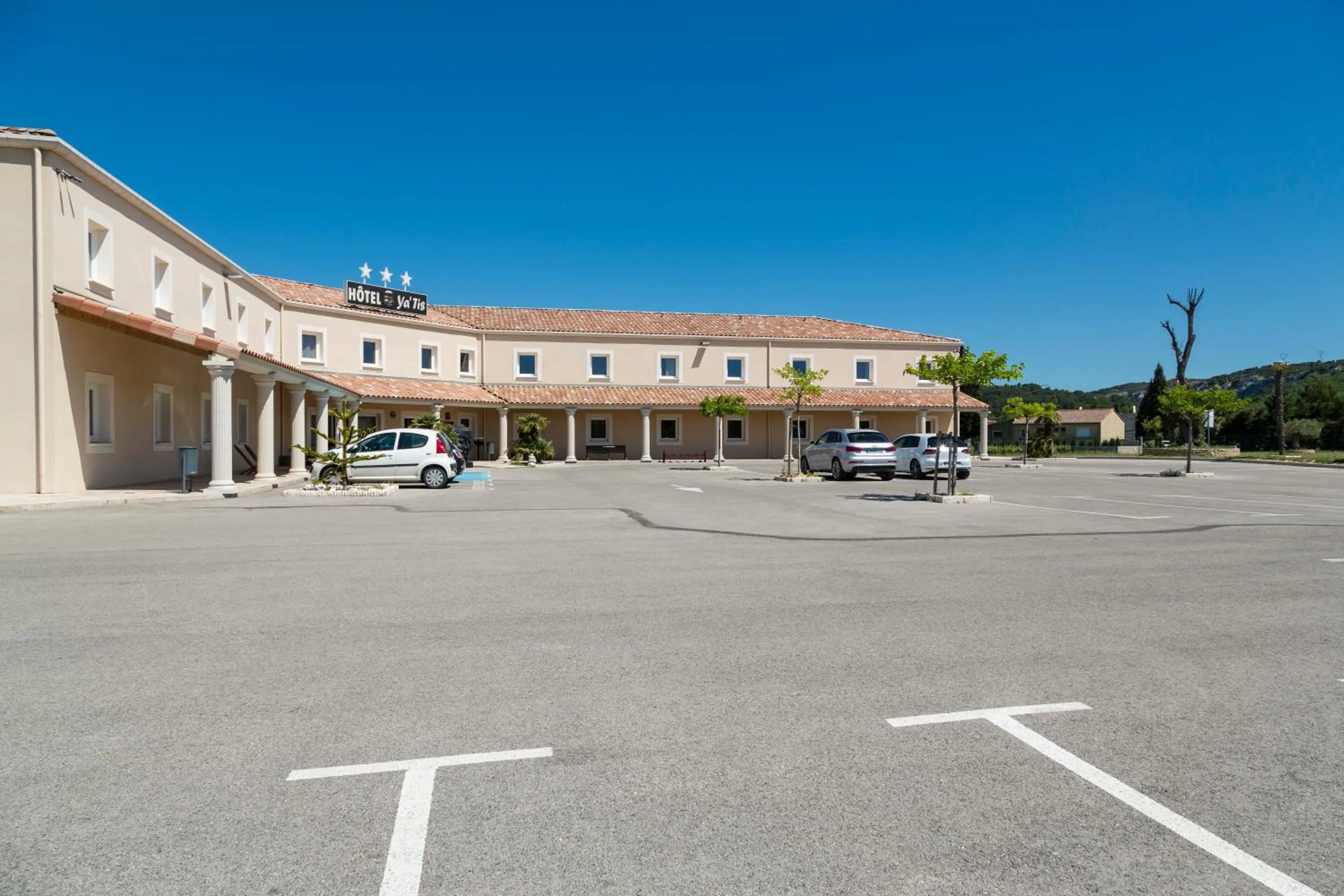 Facade/entrance in Le Ya'Tis