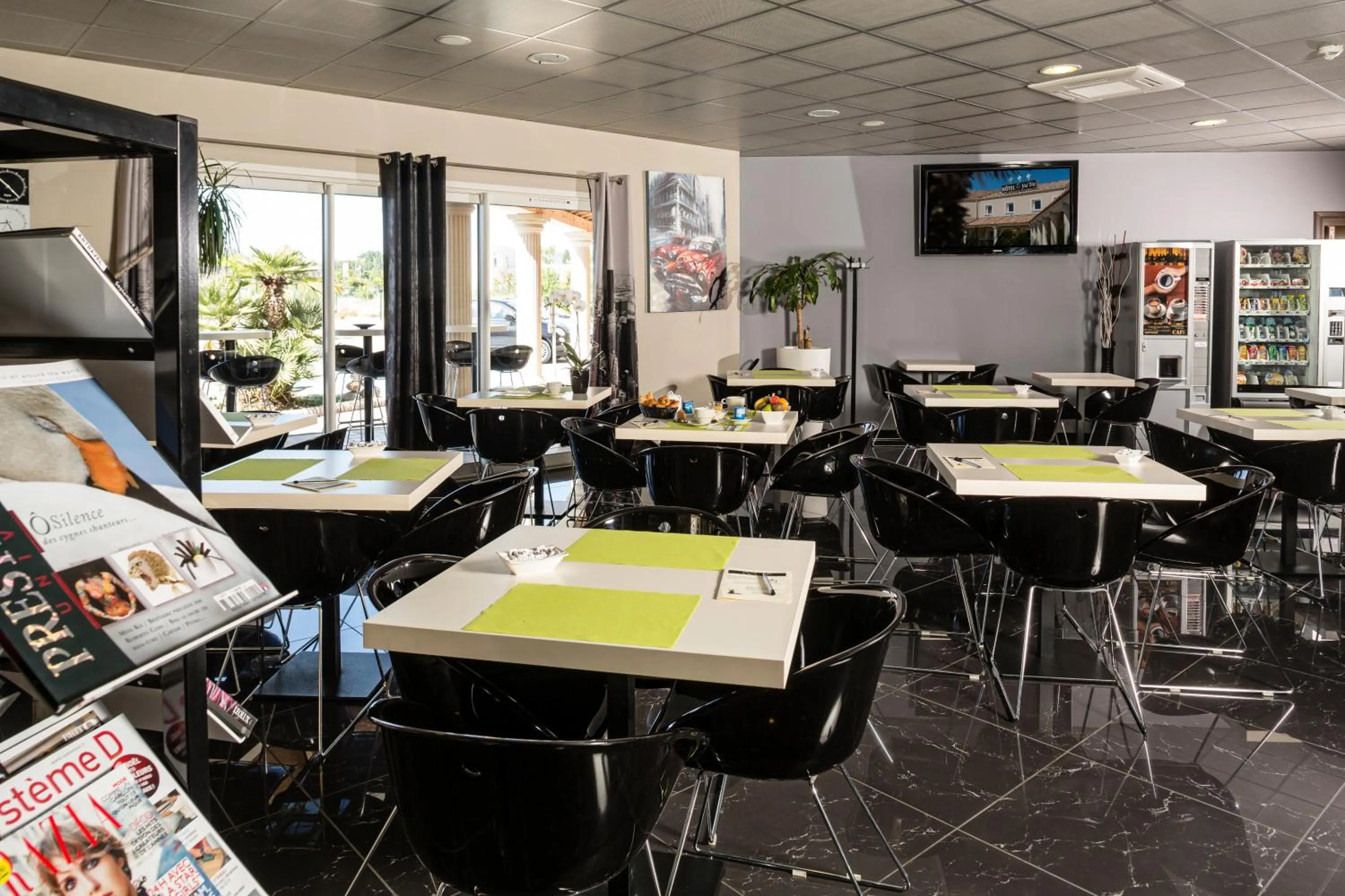 Restaurant/places to eat in Le Ya'Tis