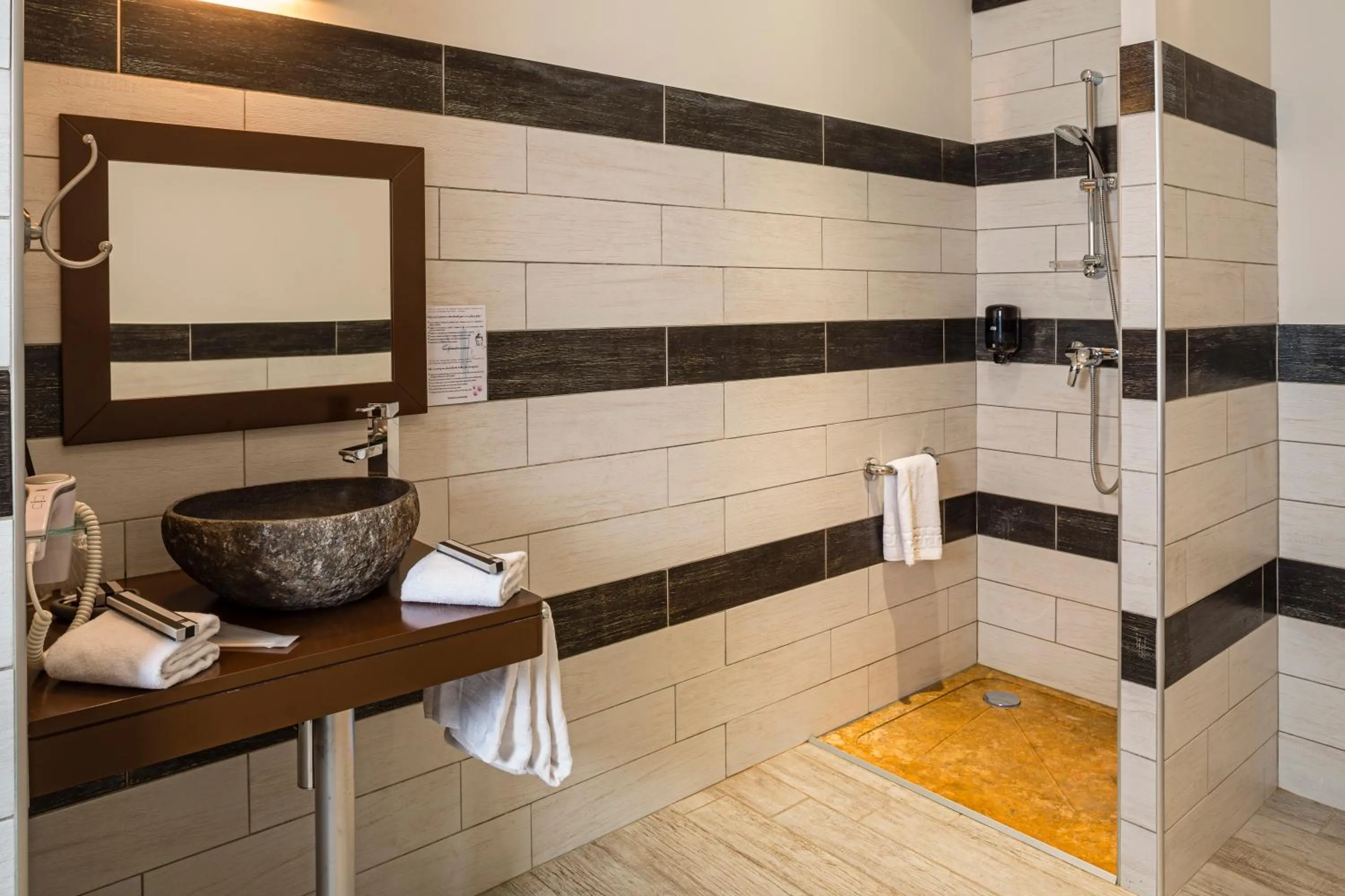 Bathroom in Le Ya'Tis