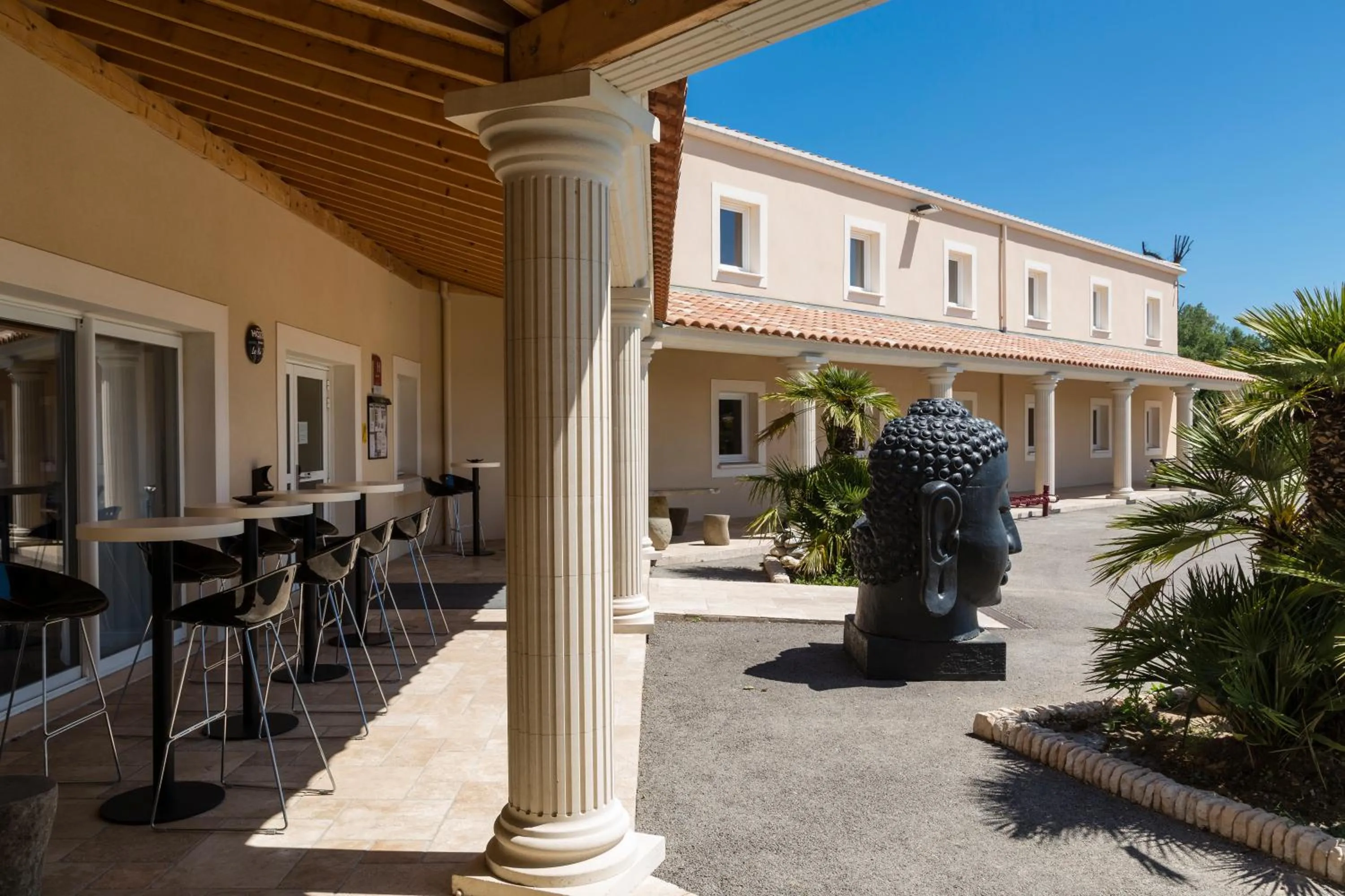 Facade/entrance in Le Ya'Tis