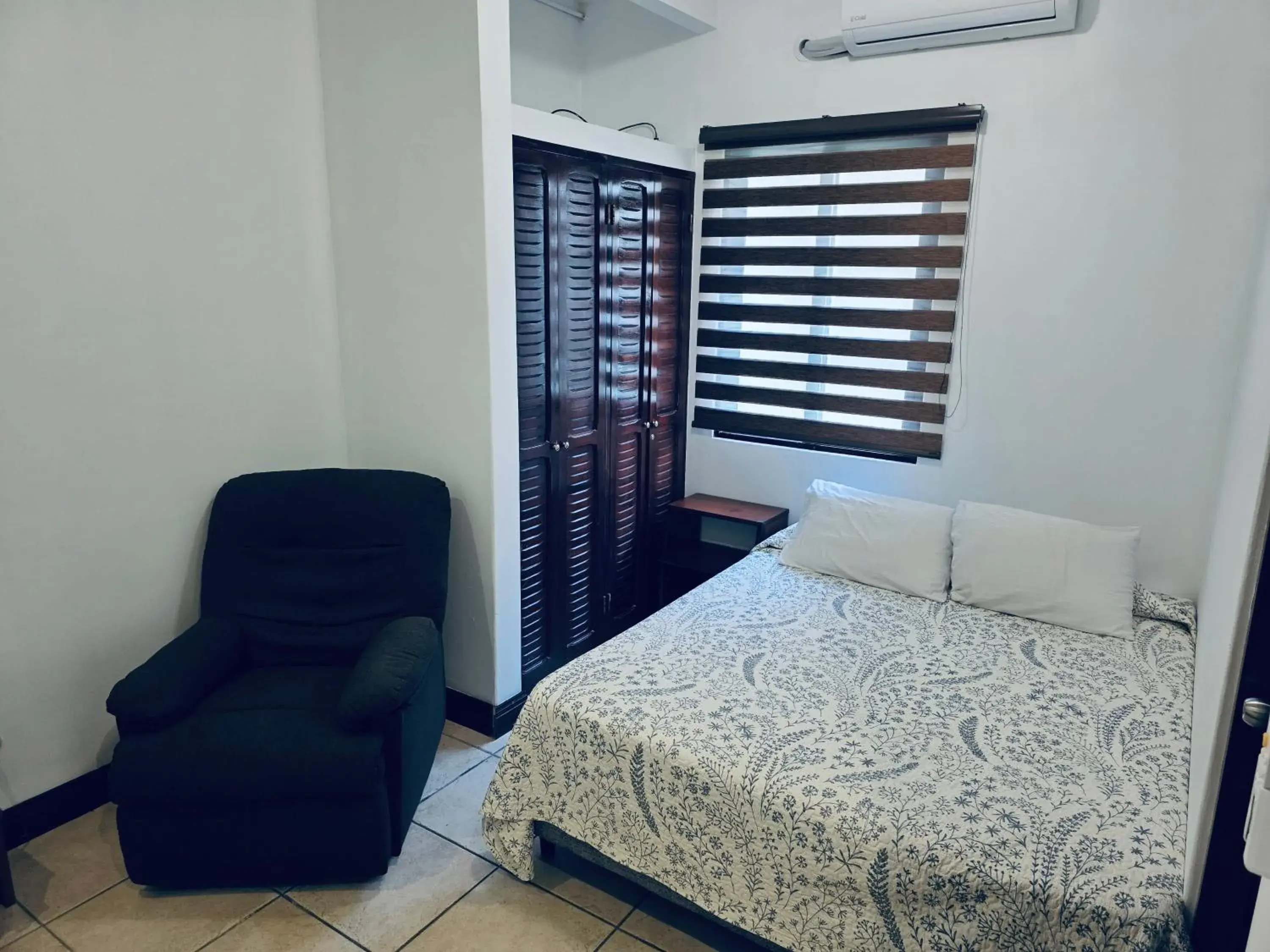Small Double Room in Ester`s Place Small Double Room in Ester`s Place