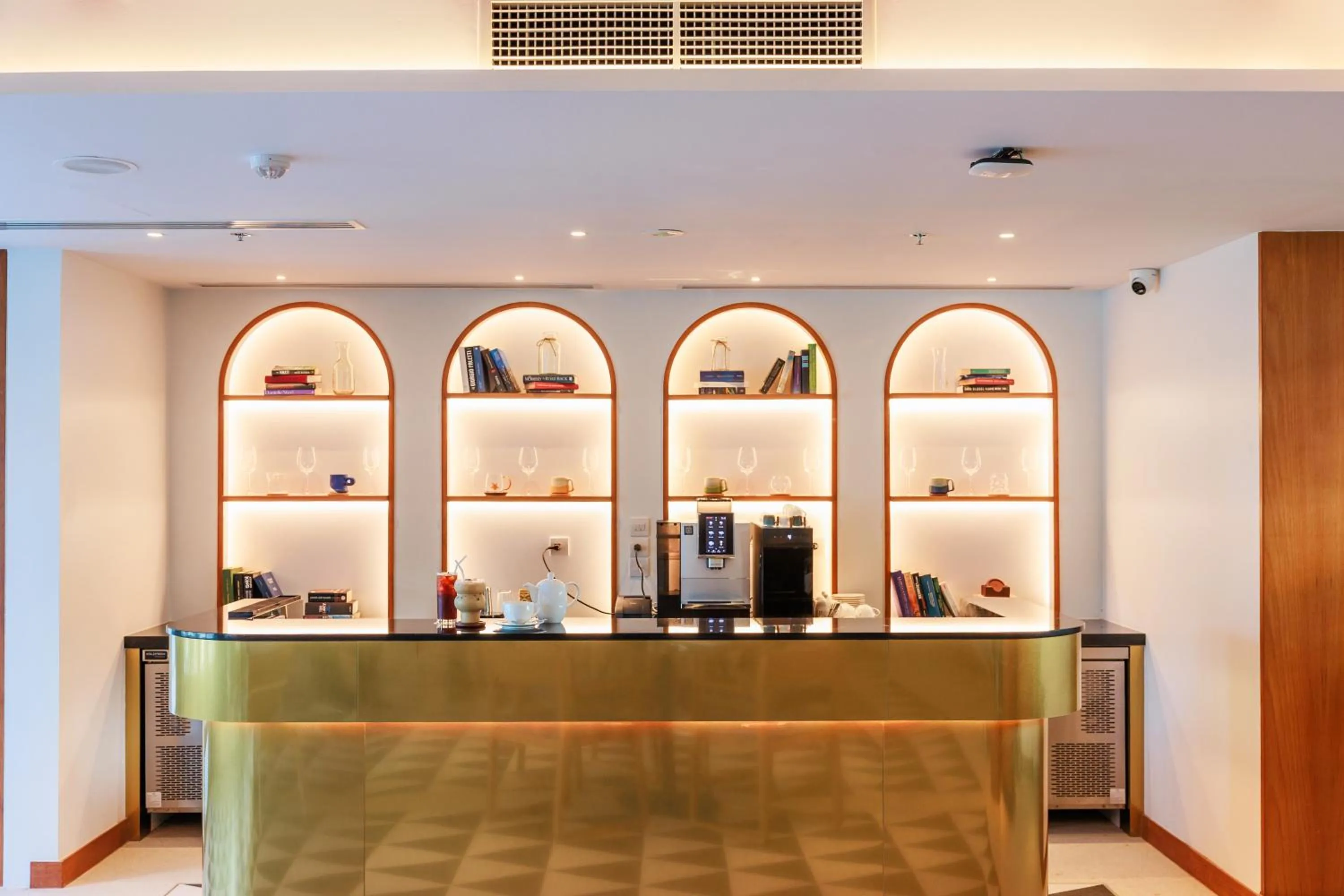 Restaurant/places to eat in Patong Beach Hotel by See2Sea