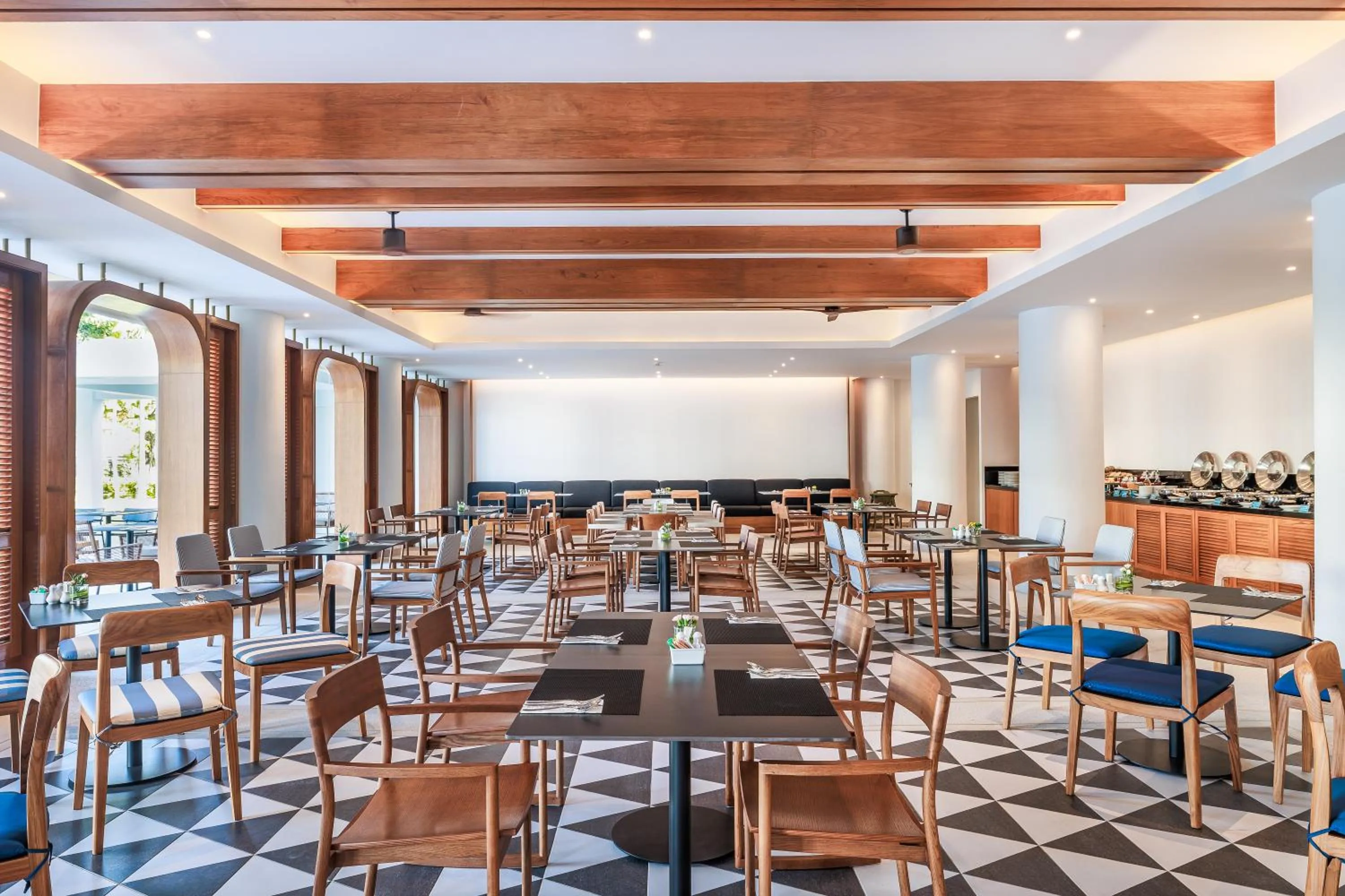 Restaurant/places to eat in Patong Beach Hotel by See2Sea