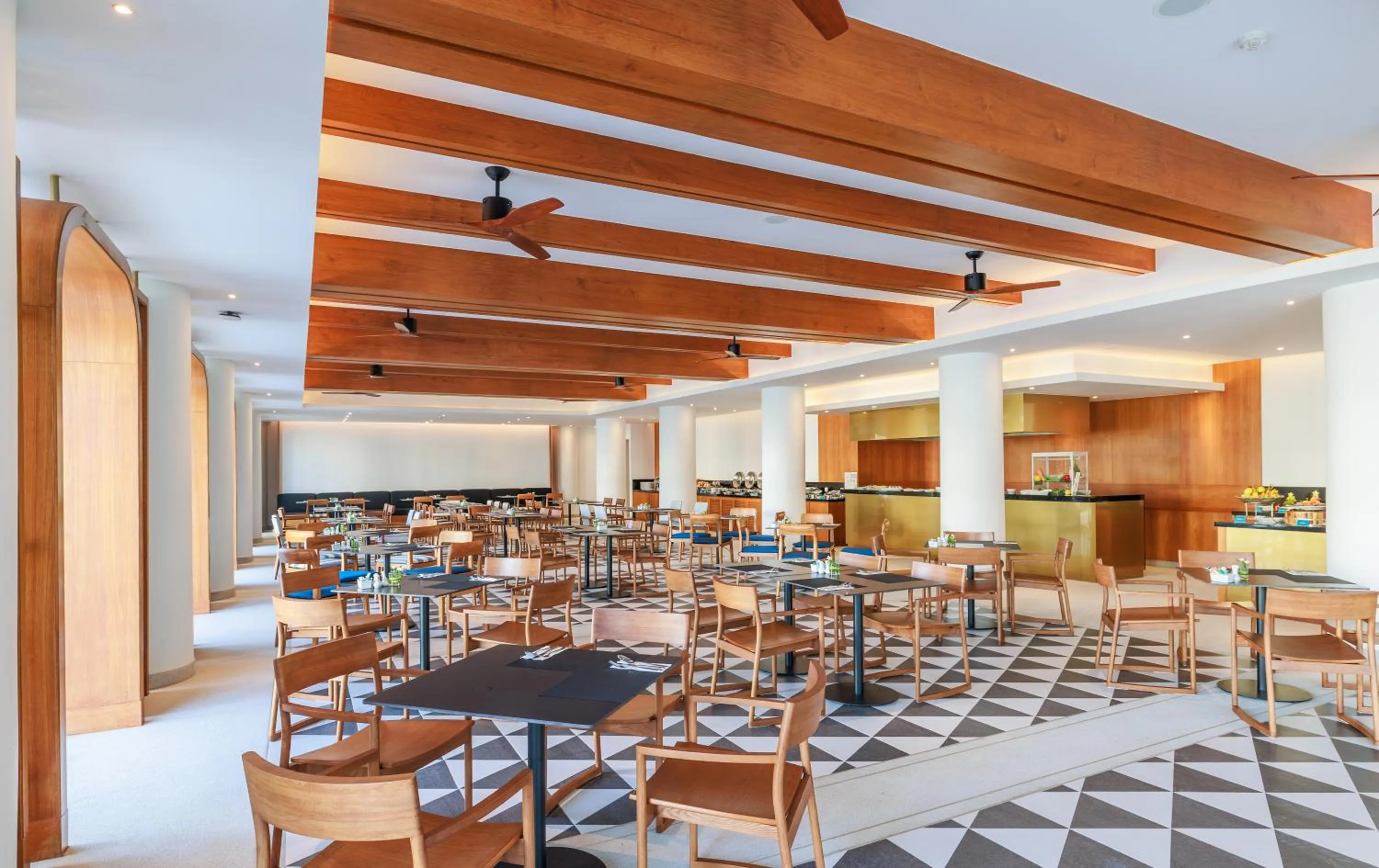 Restaurant/places to eat in Patong Beach Hotel by See2Sea