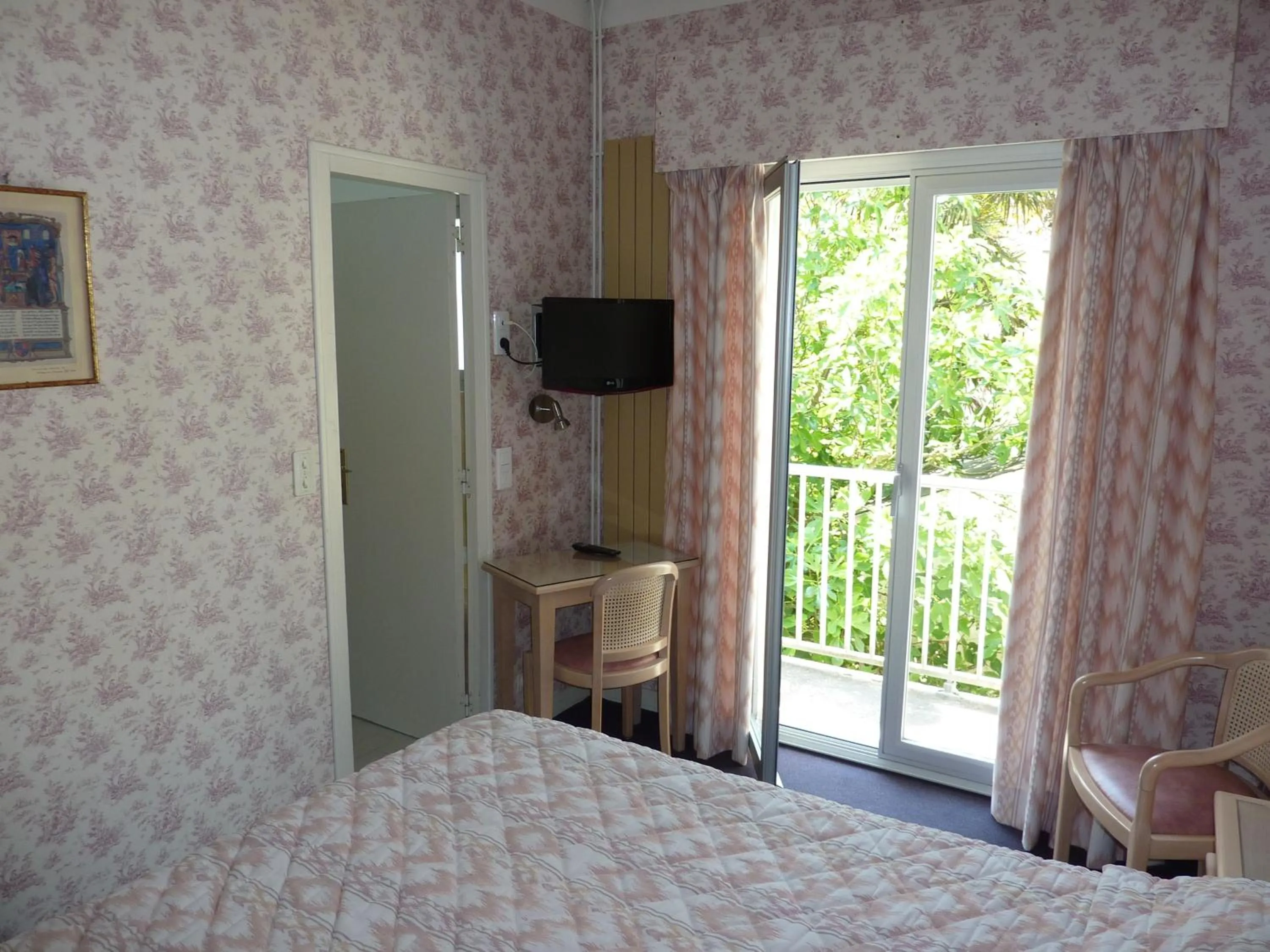 Bedroom in Hôtel La Concorde