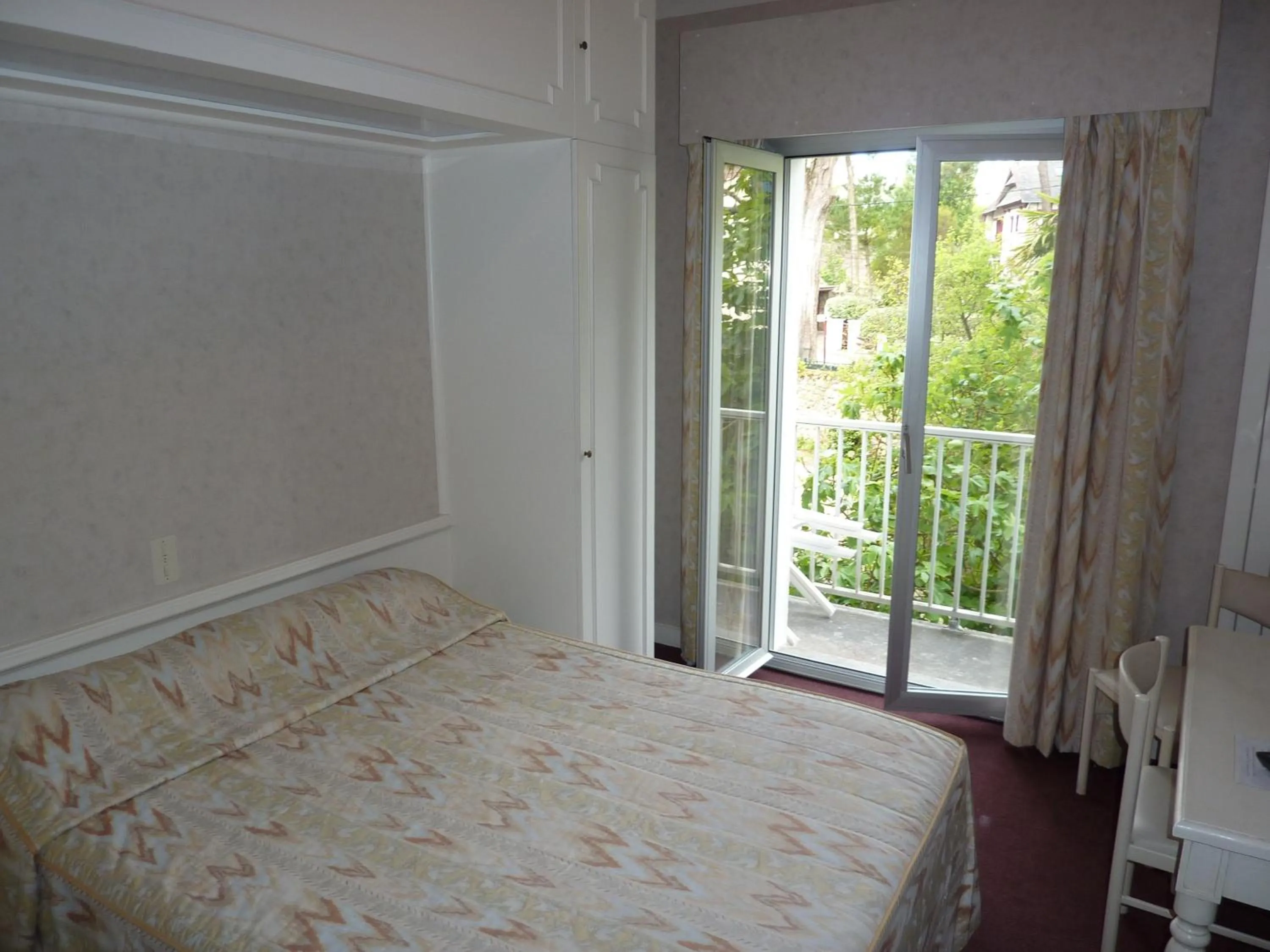 Bedroom in Hôtel La Concorde