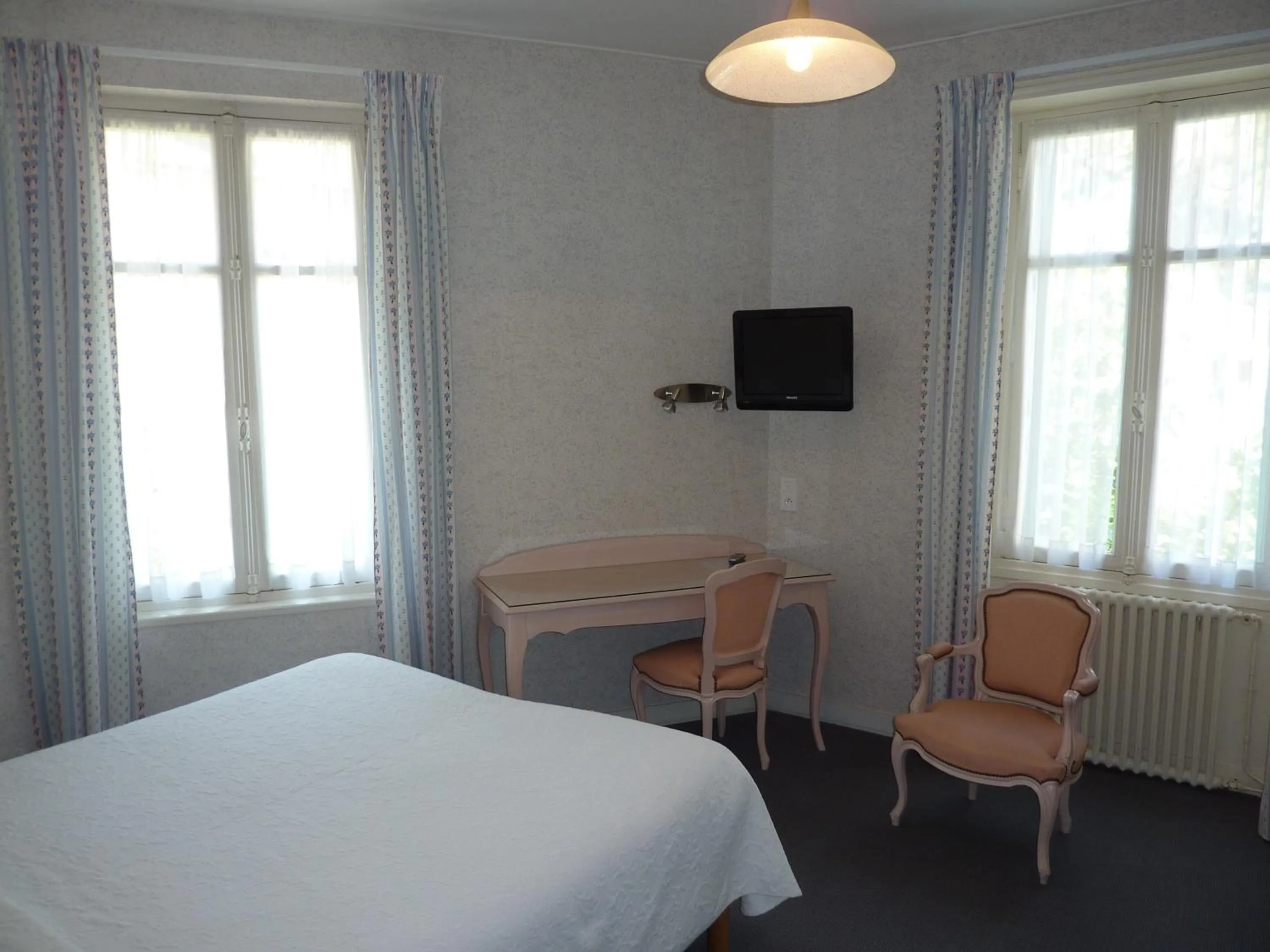 Bedroom in Hôtel La Concorde