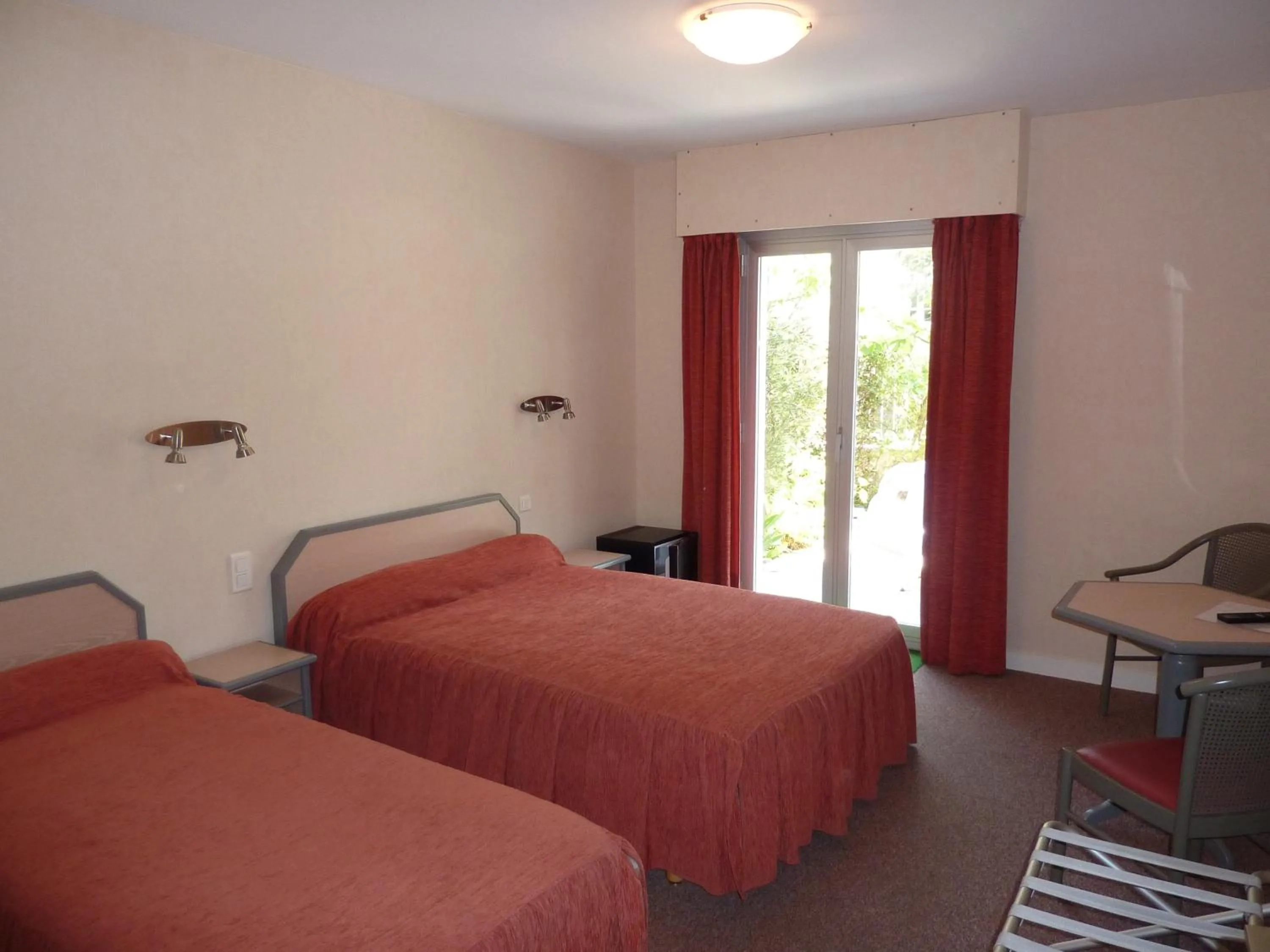 Bedroom in Hôtel La Concorde