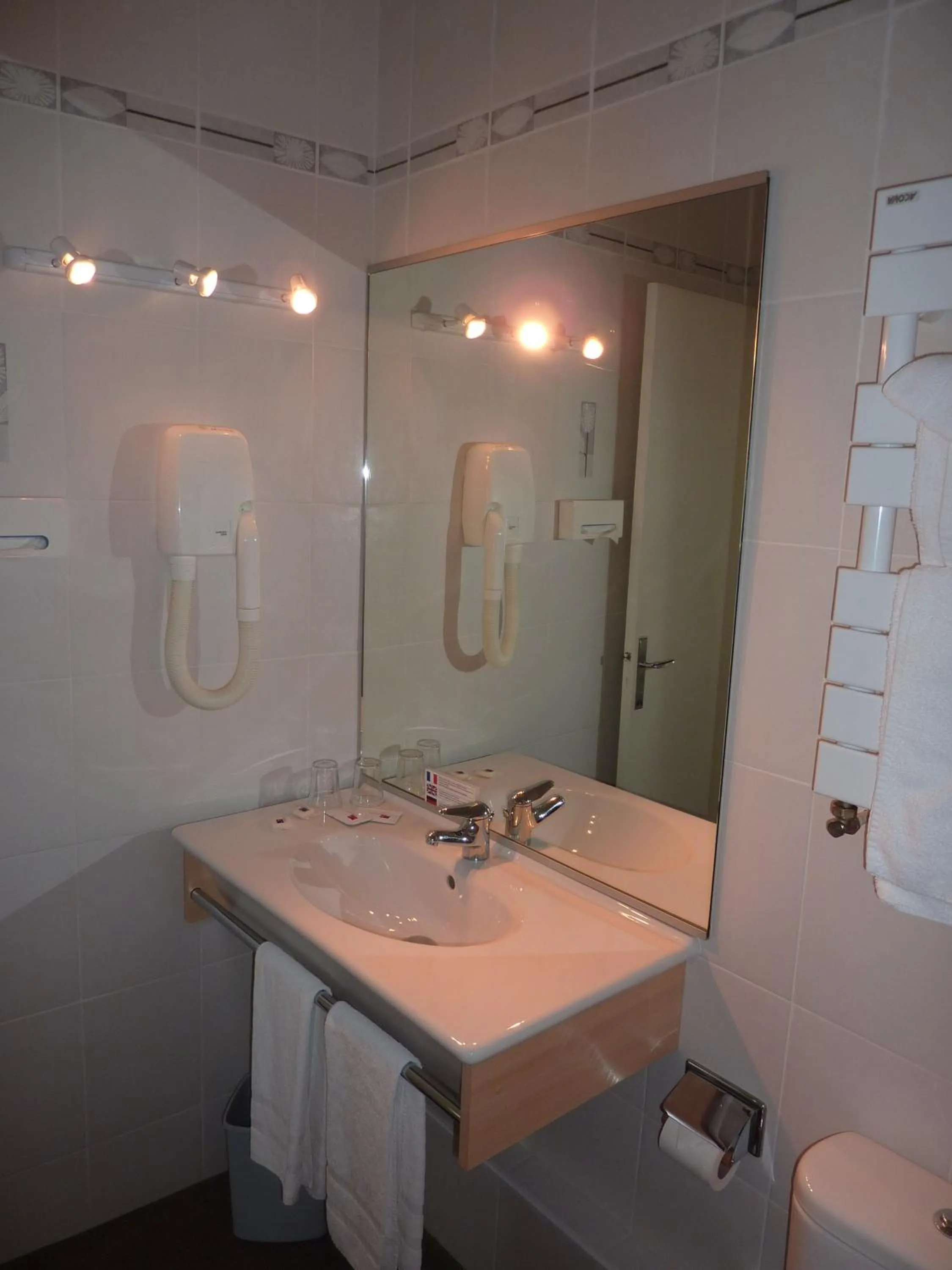 Bathroom in Hôtel La Concorde