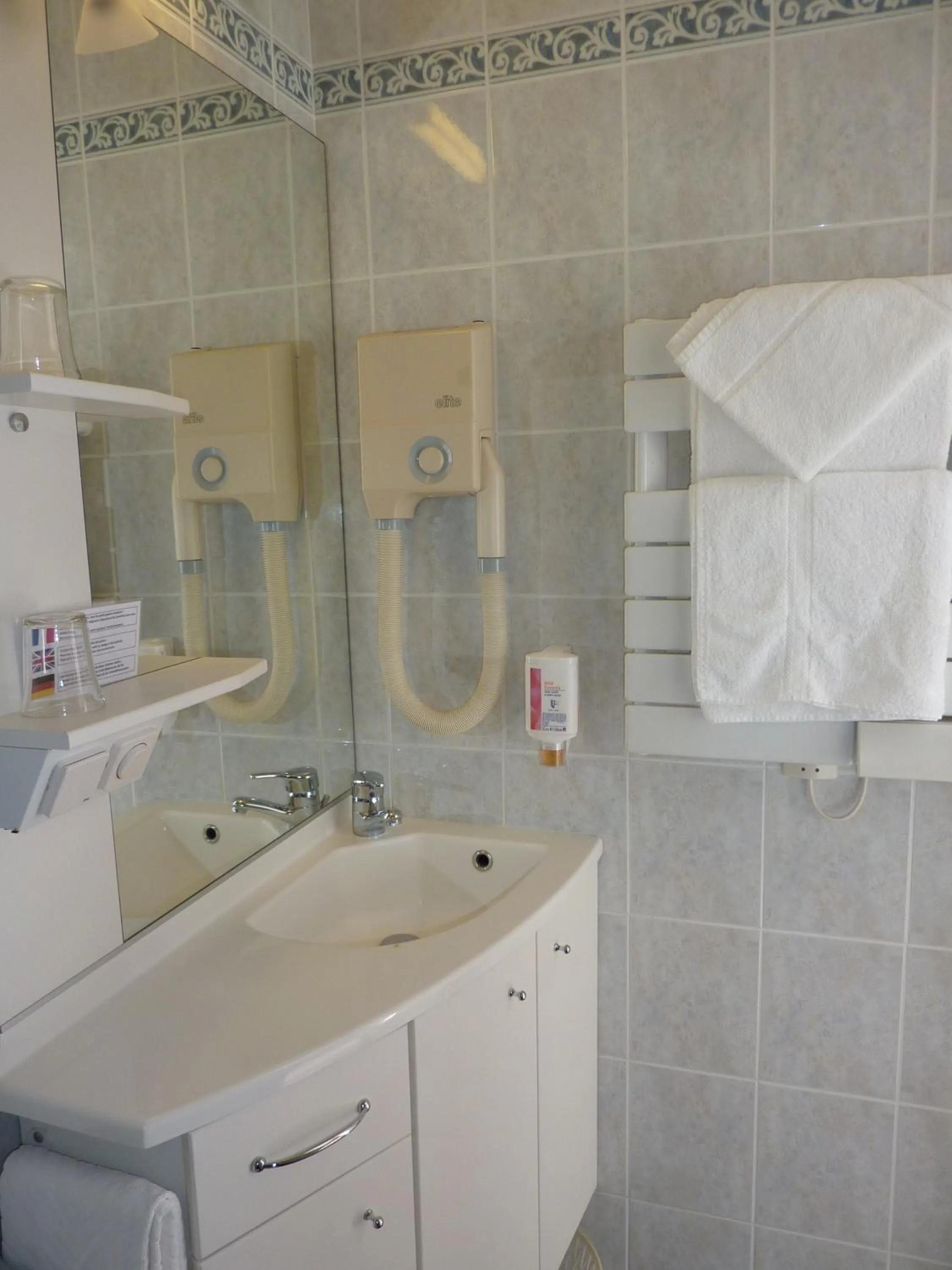 Bathroom in Hôtel La Concorde