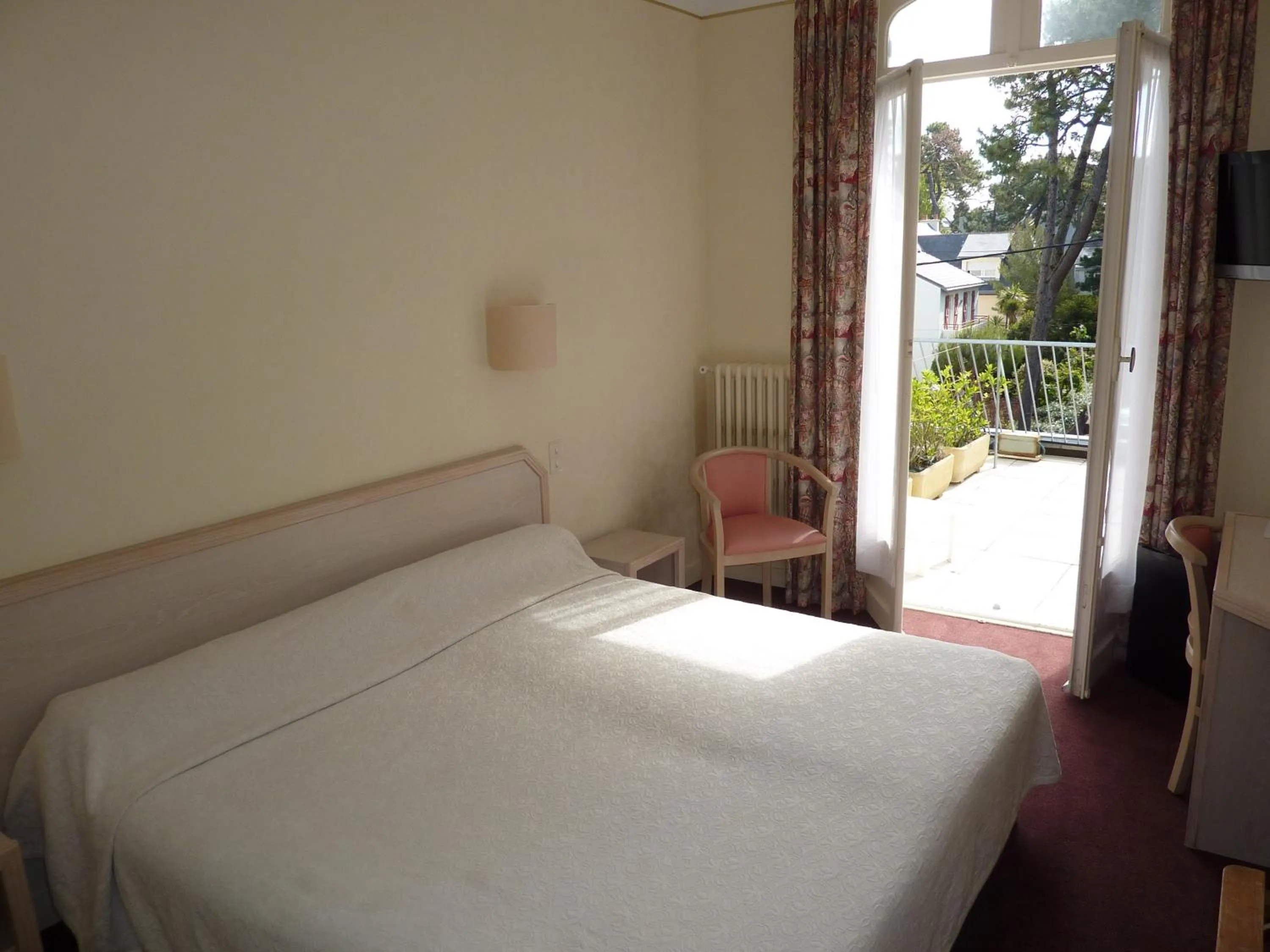 Bedroom in Hôtel La Concorde