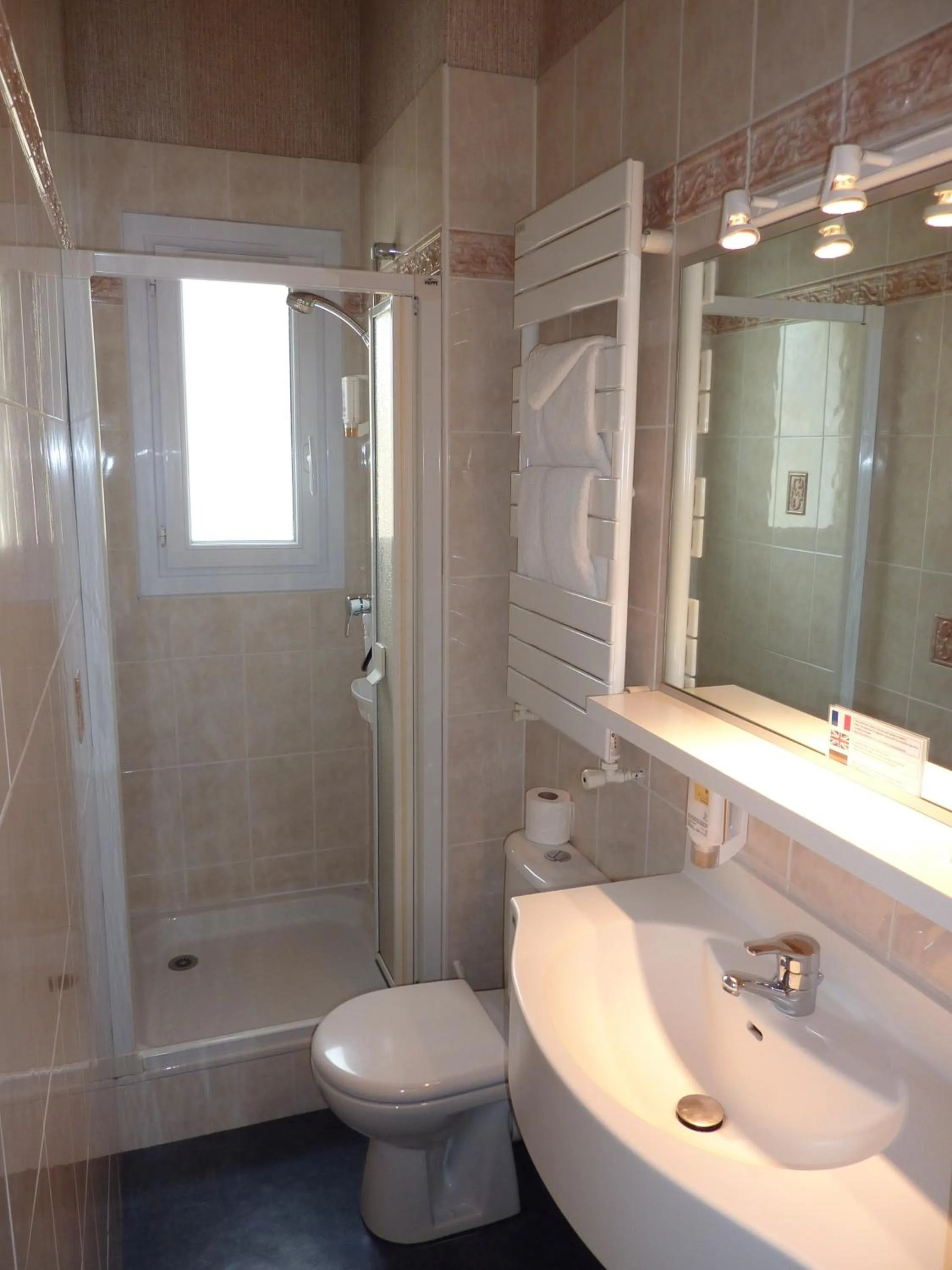 Bathroom in Hôtel La Concorde