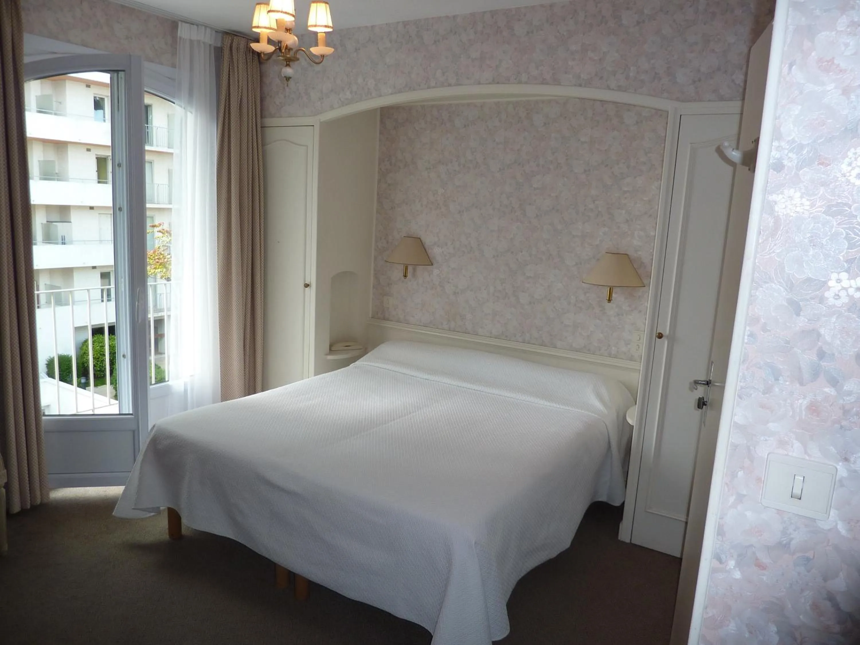 Bedroom in Hôtel La Concorde
