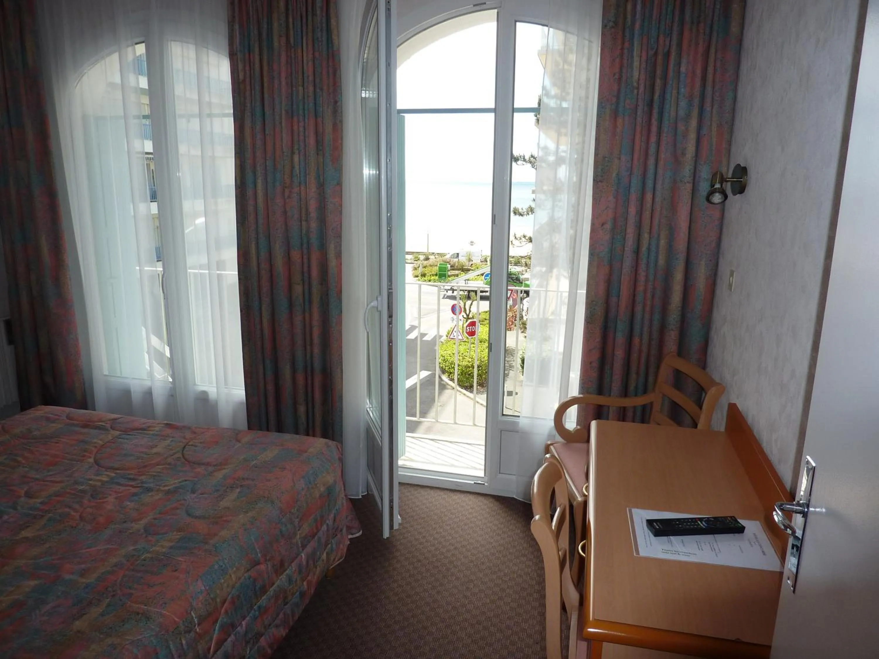 Bedroom in Hôtel La Concorde