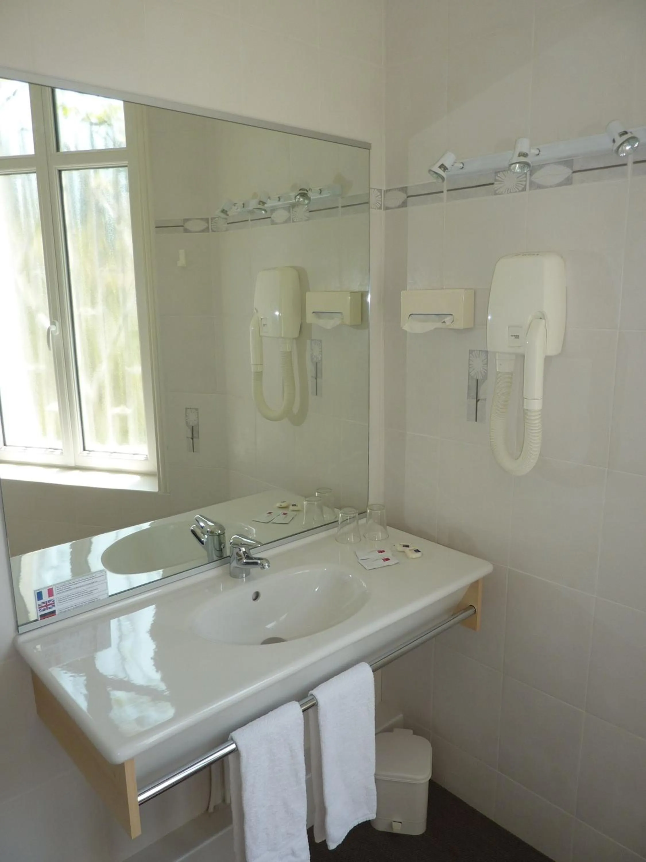 Bathroom in Hôtel La Concorde