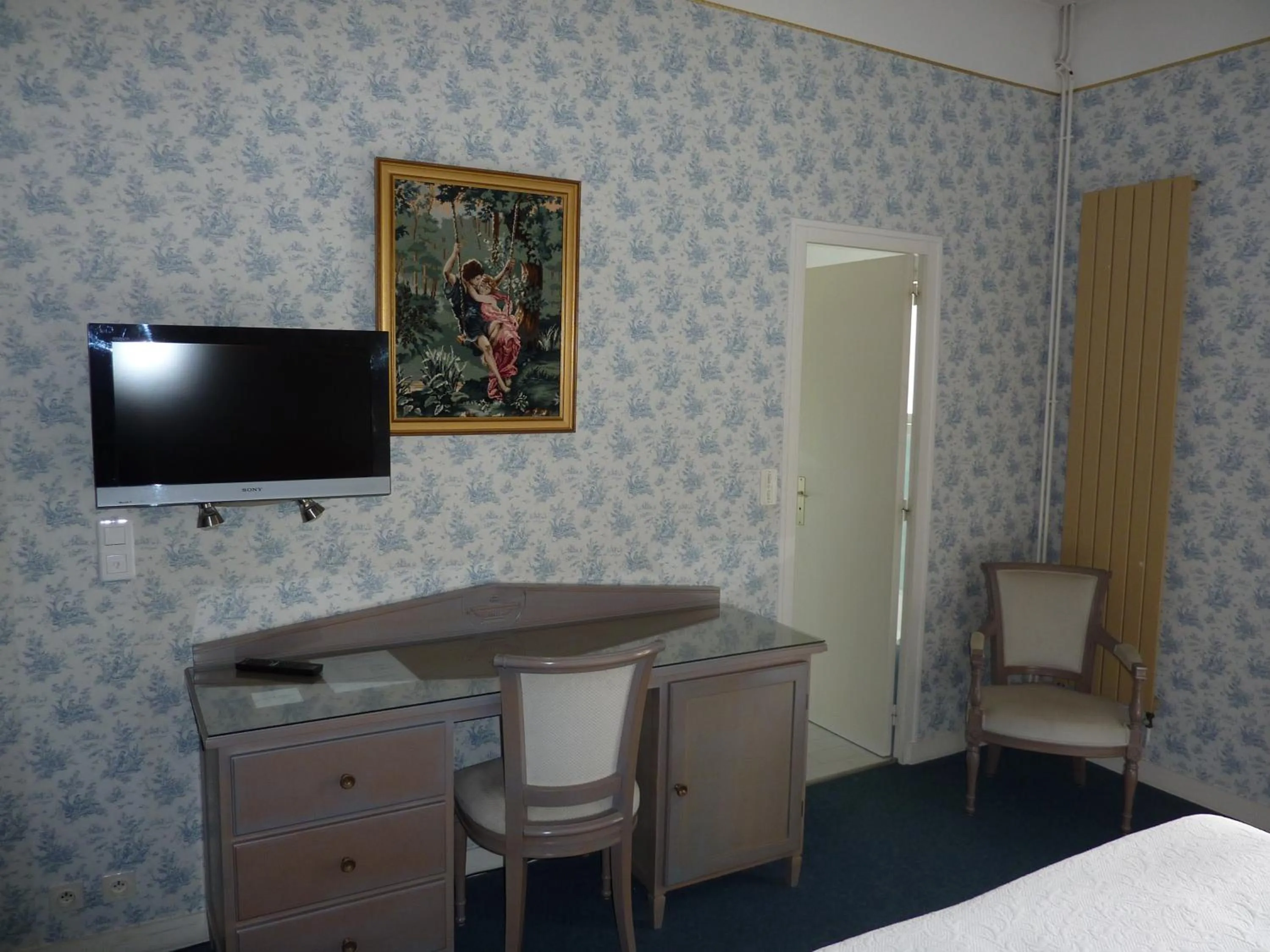 Bedroom in Hôtel La Concorde
