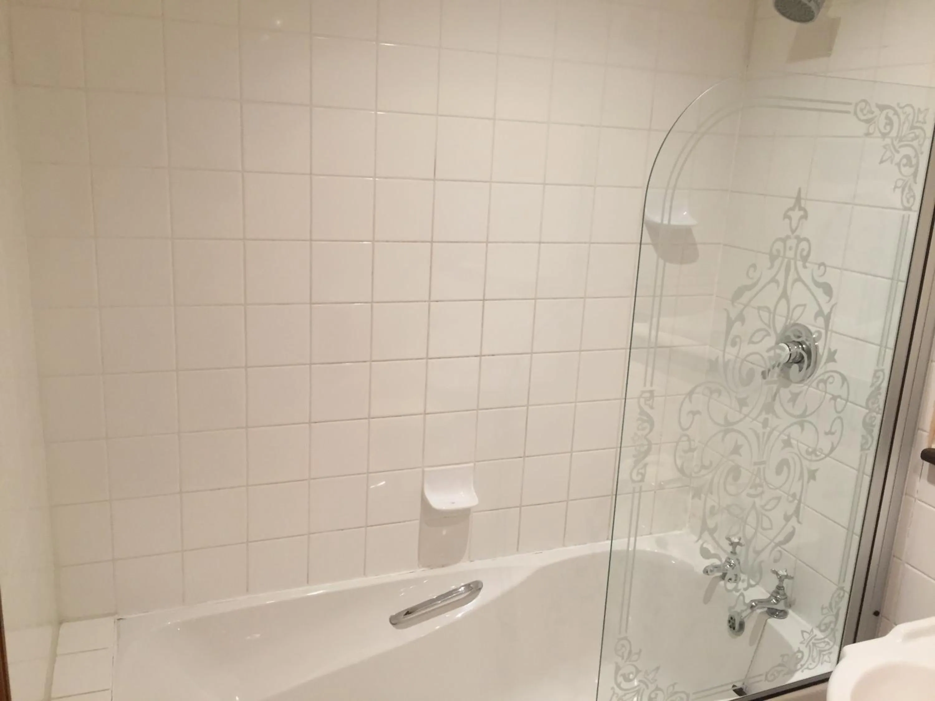 Bathroom in Cross Keys Hotel Chatteris