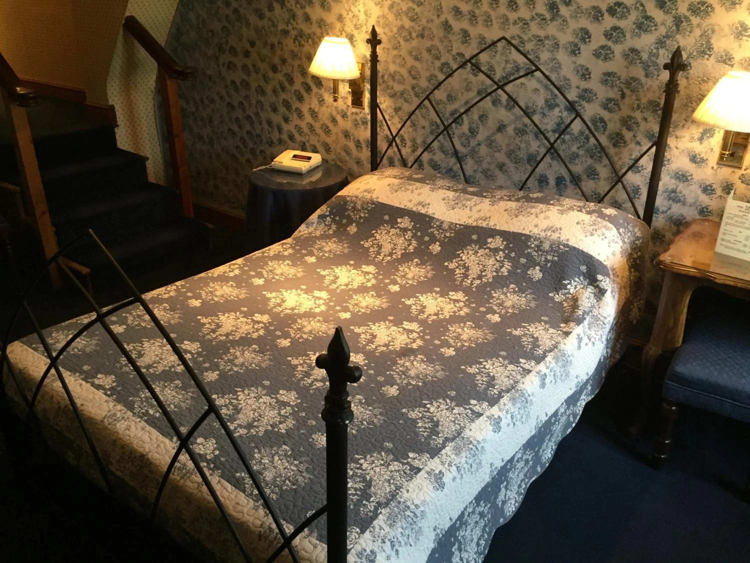 Bedroom, Bed in Cross Keys Hotel Chatteris