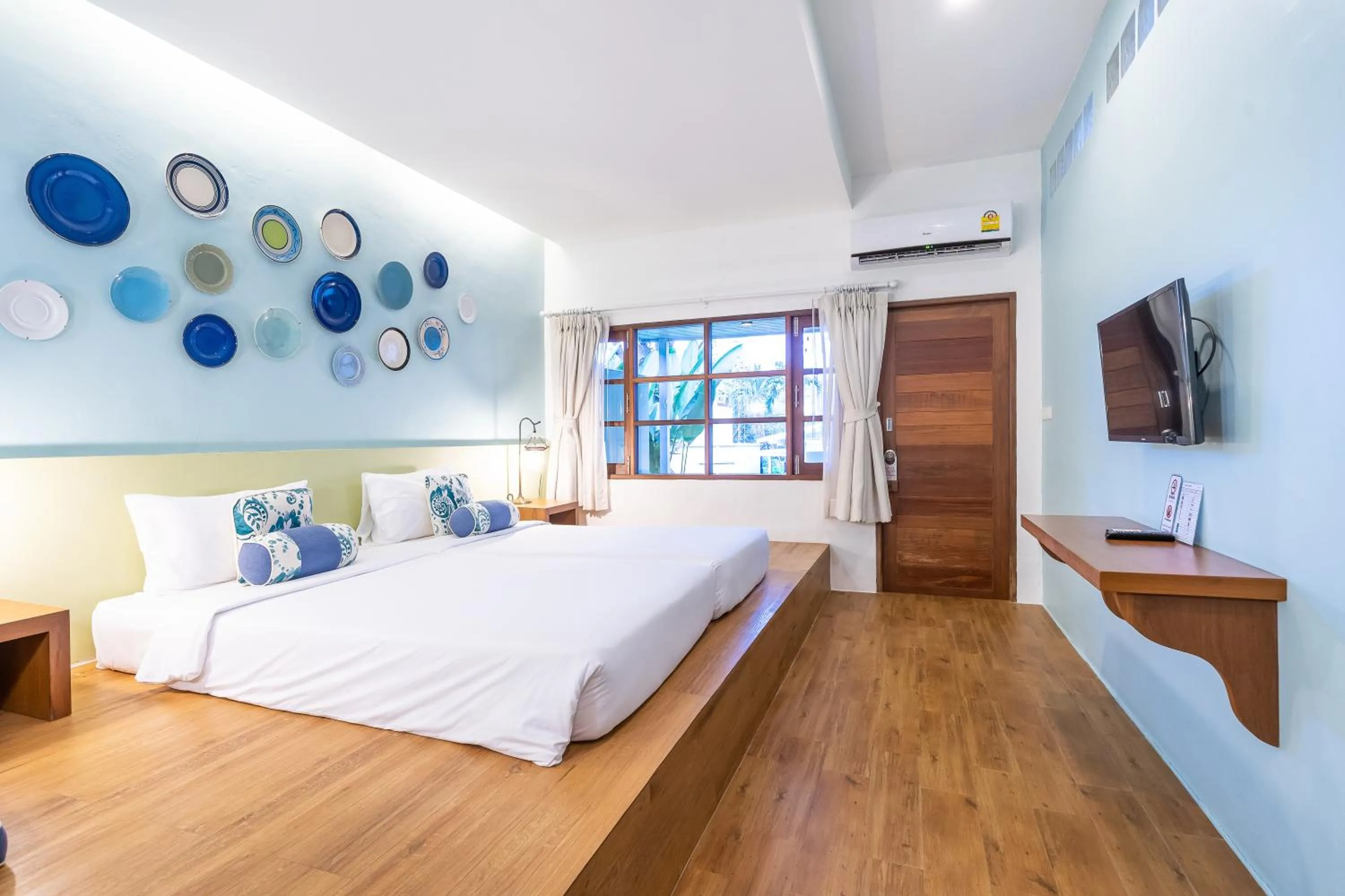 Photo of the whole room, Bed in Aqua Beads Samed