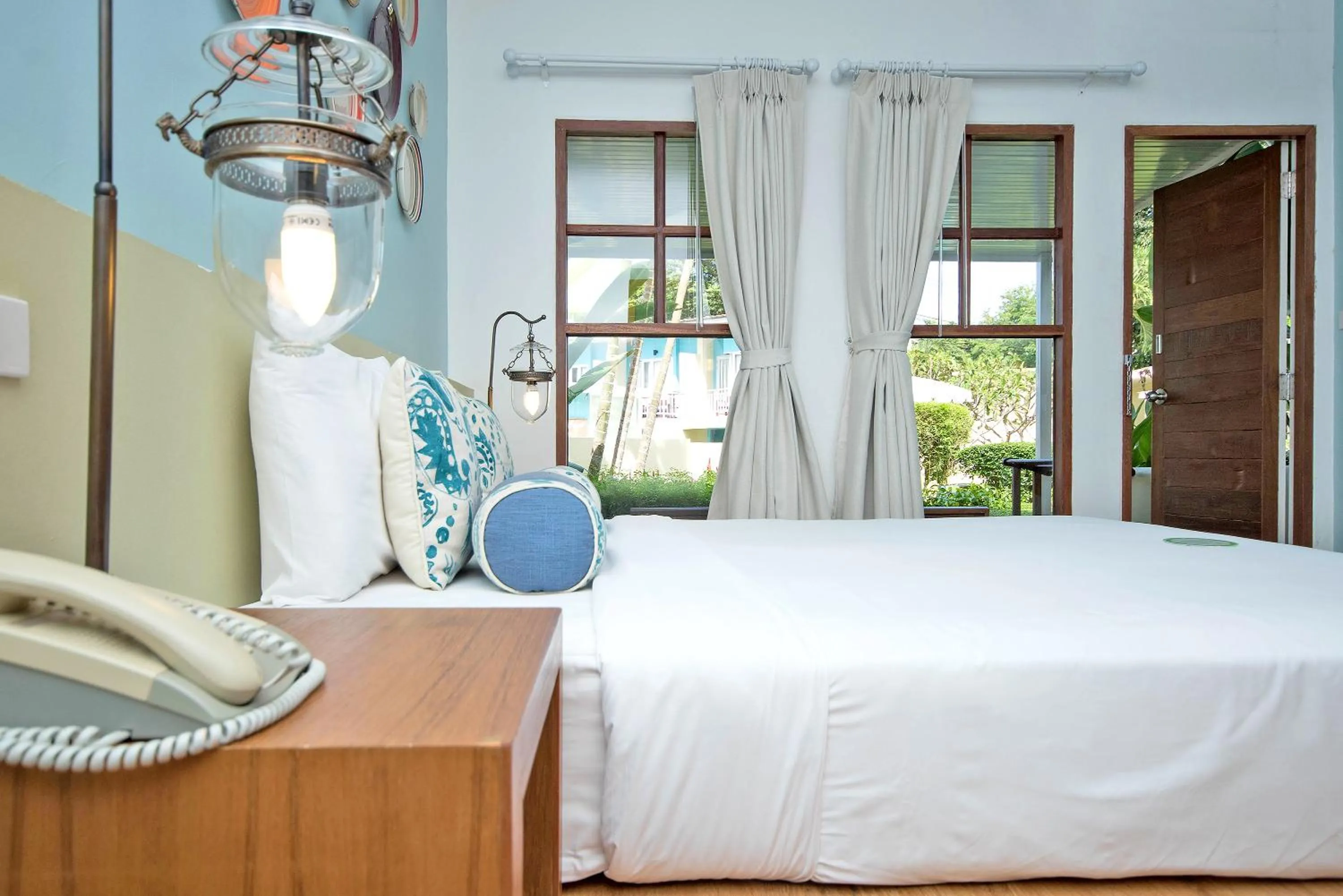 Bedroom, Bed in Aqua Beads Samed