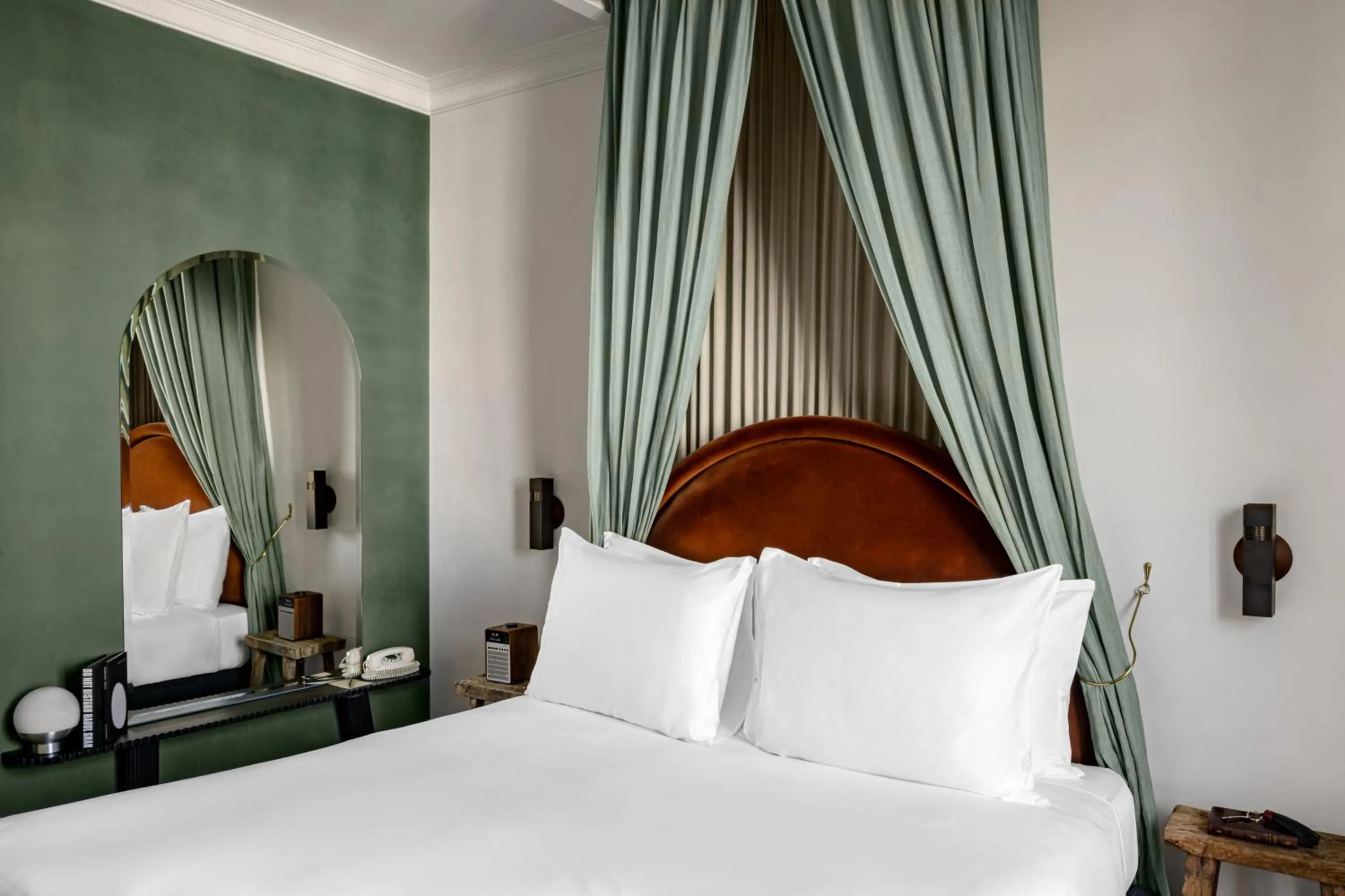 Bed in Grands Boulevards Experimental